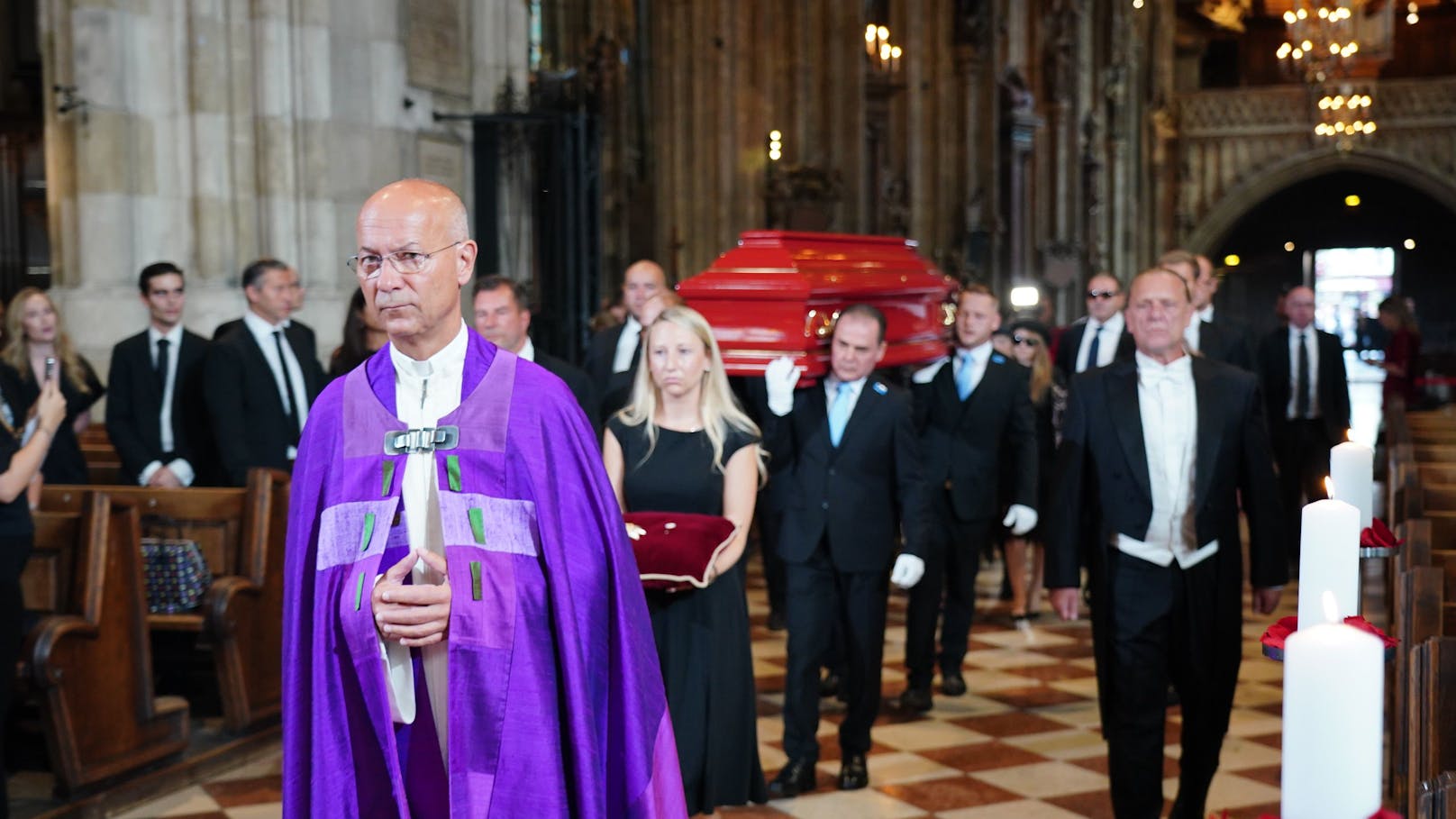 Der Sarg von Richard Lugner wird in den Stephansdom getragen.