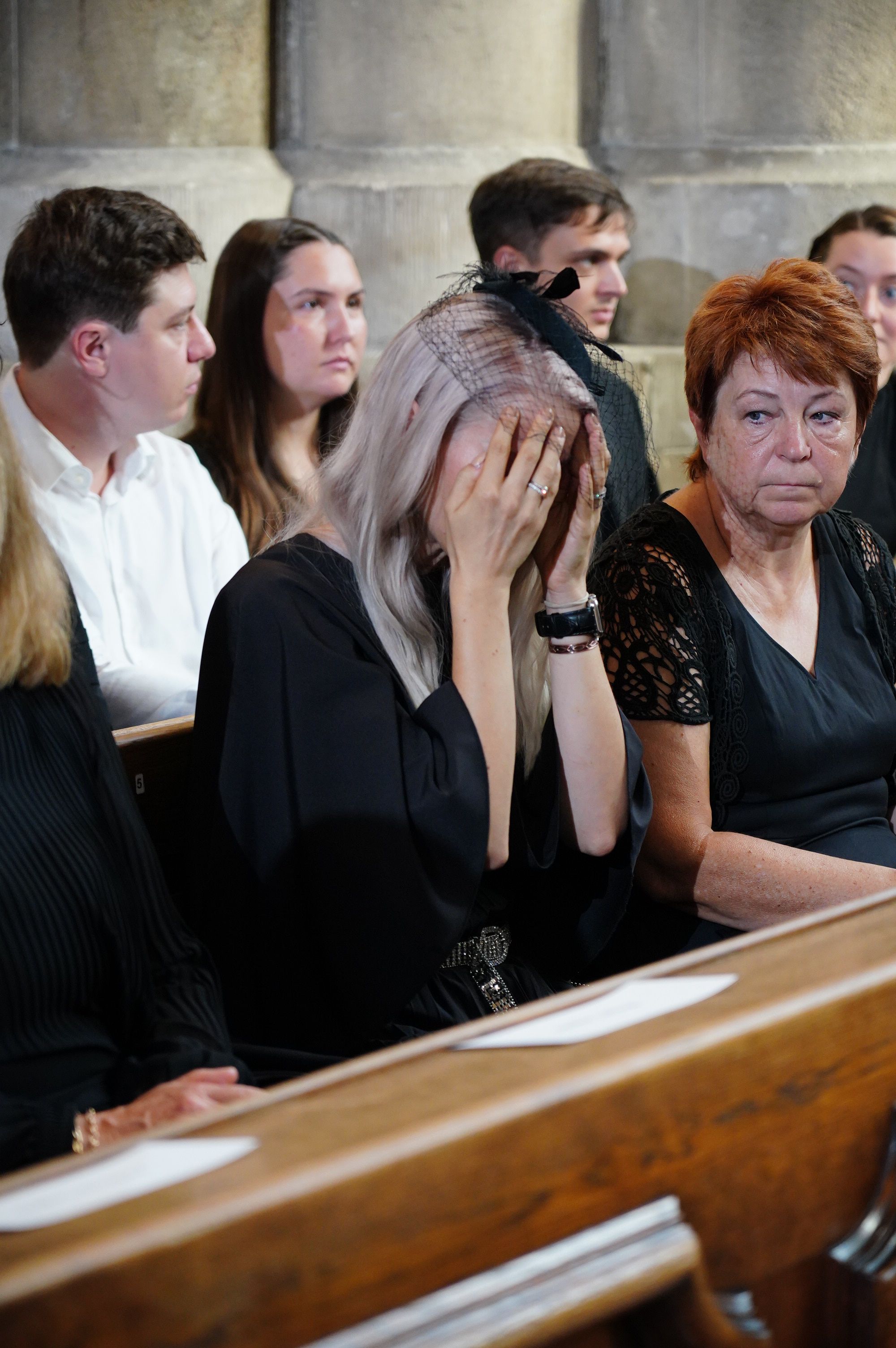 Simone Lugner saß bei der öffentlichen Trauerstunde im Wiener Stephansdom in der ersten Reihe – sie vergoss bittere Tränen.