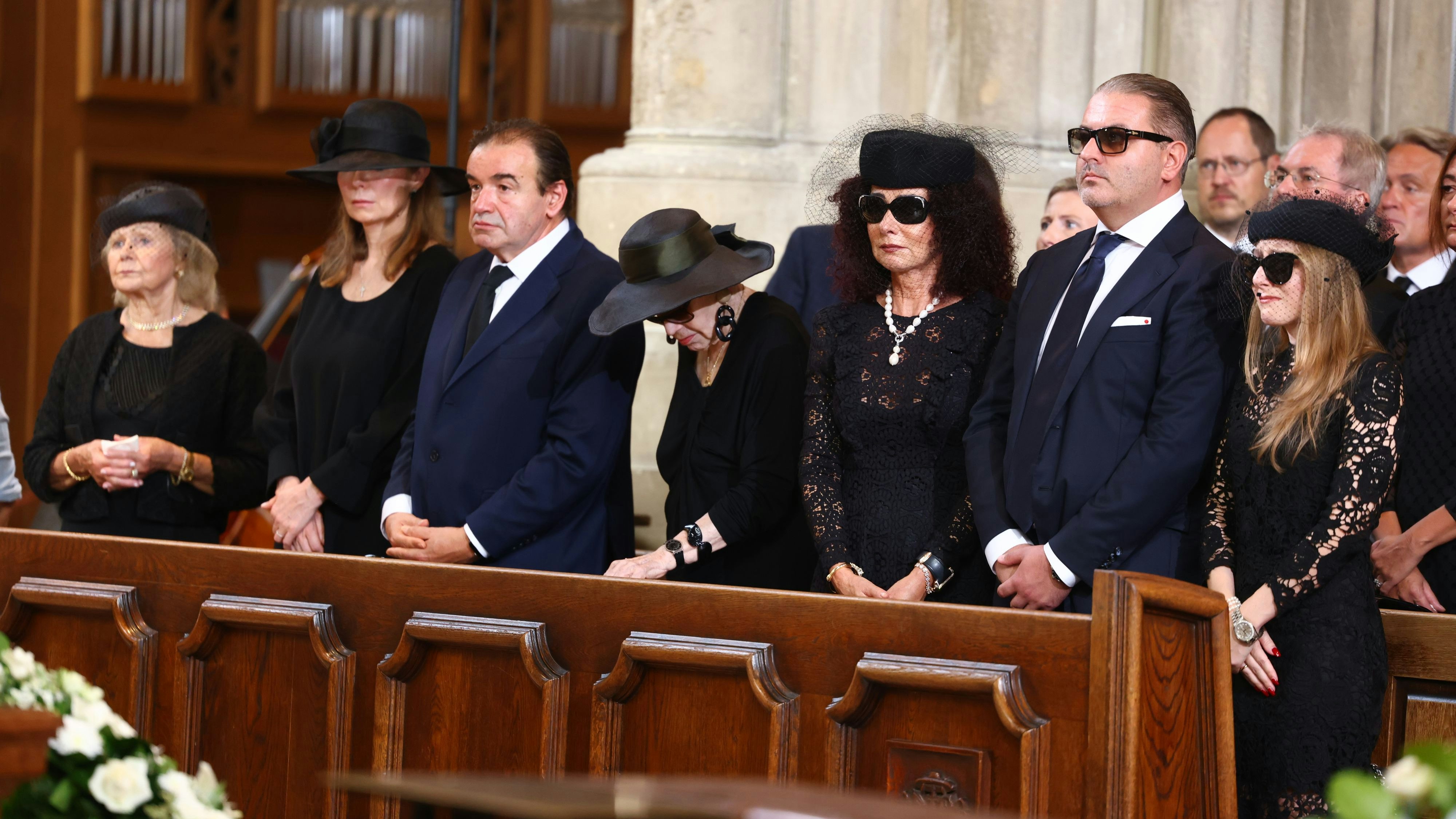 Die "Ur-Familie" Lugner: Alexander, "Mausi", Jaqueline und Leo Lunger sitzen geschlossen auf der einen Seite