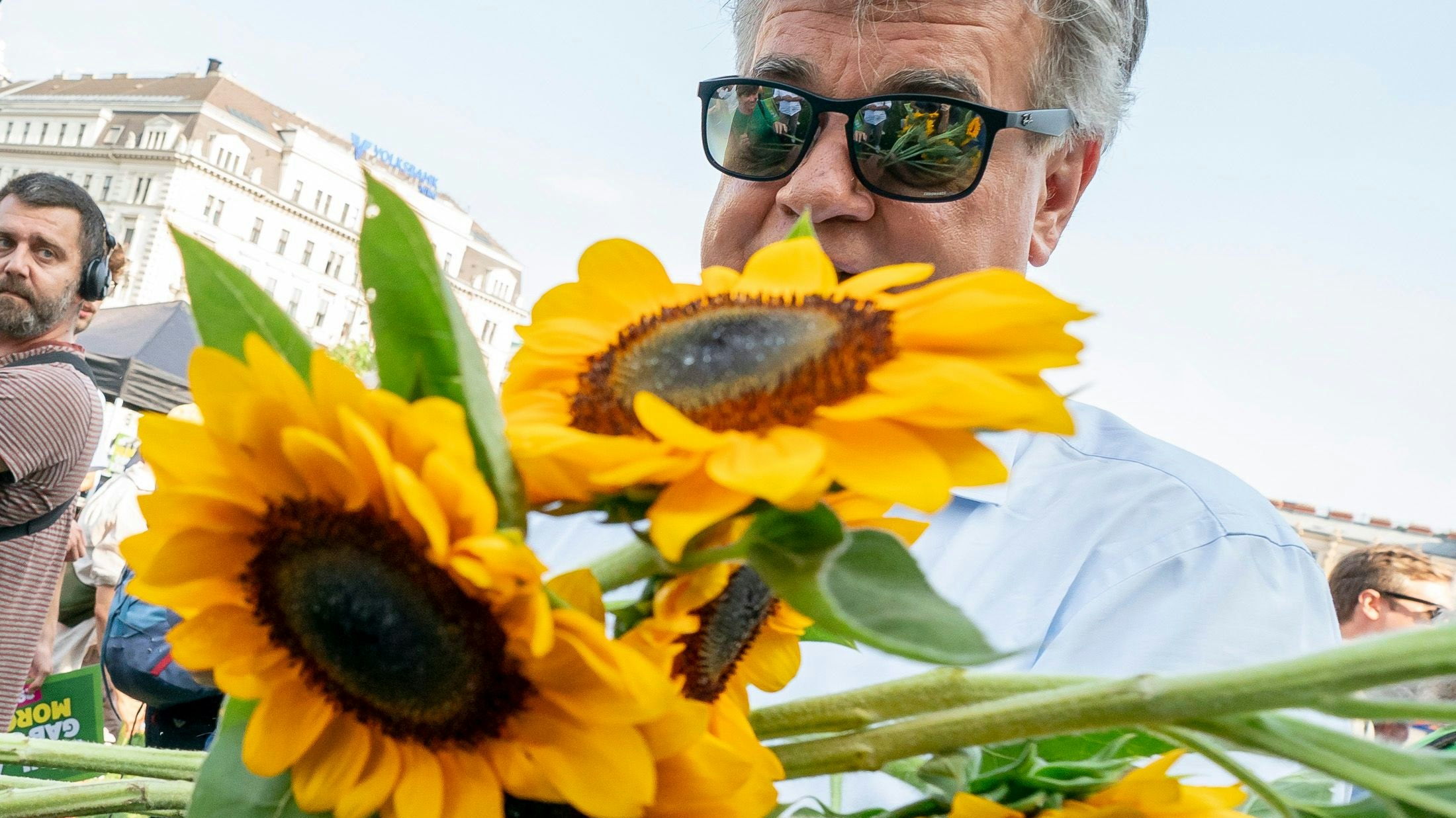 Sonnenblumenkönig Werner Kogler beim Wahlkampfauftakt der Grünen in Wien