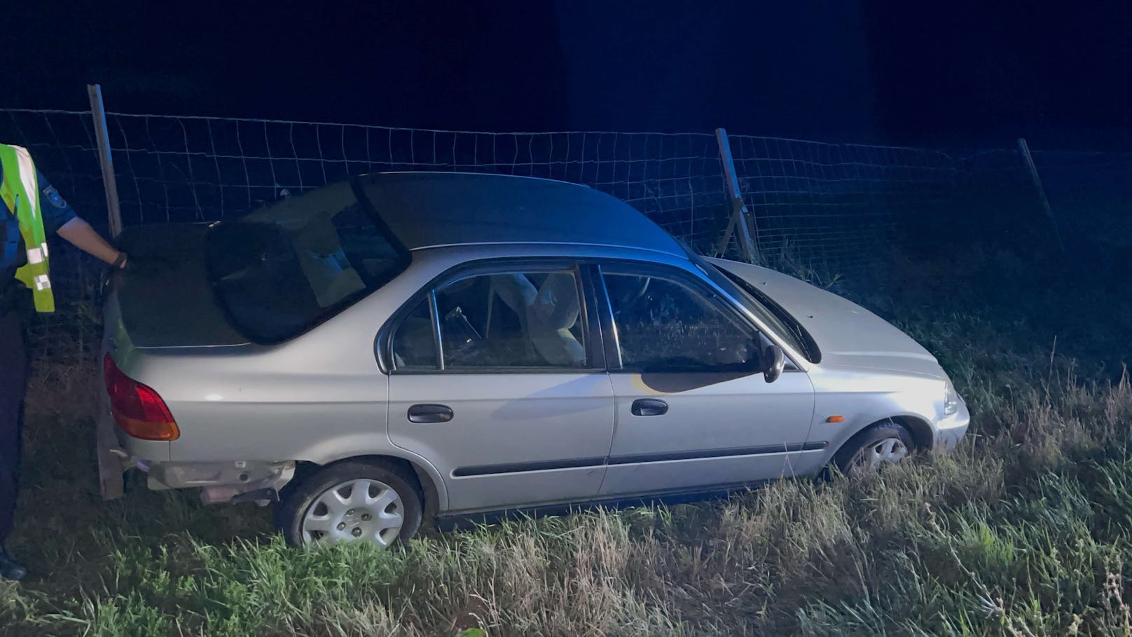 Auf der Autobahn A1 bei St. Pölten ist es am späten Freitagabend zu einem Verkehrsunfall gekommen. Von dem Unfalllenker fehlt aber jede Spur.