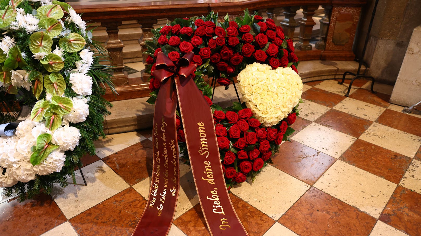 Österreich verabschiedet sich von Richard Lugner: Nach einer Gedenkstunde im Wiener Stephansdom wird der verstorbene Baumeister am Samstag auf dem Grinzinger Friedhof im engsten Freundes- und Familienkreis begraben.