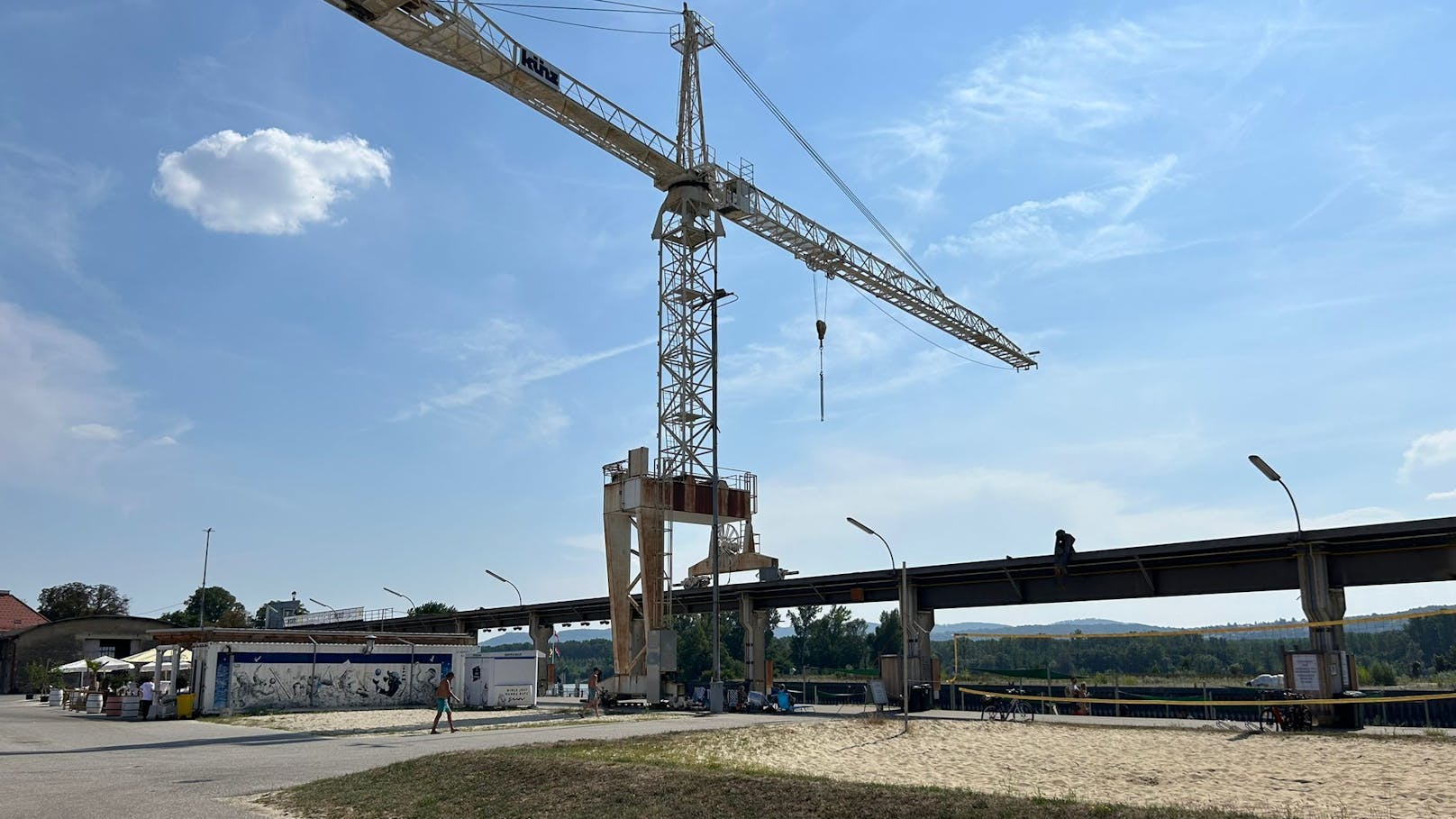 Nach der Signa-Pleite und der Beerdigung des Benko-Uni-Projektes bezüglich Werft Korneuburg wurden Stimmen für ein neues Projekt laut. Die Stadt und das Land solle das Areal erwerben - ein Mix aus leistbarem Wohnen, Kultur, Gastronomie und Bildung – ohne Autobahnanschluss solle entstehen.