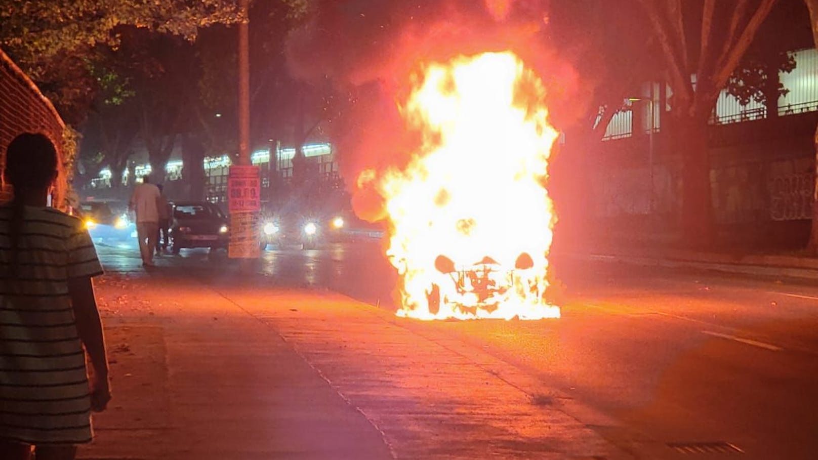 Am Samstagabend war ein Fahrzeug am Währinger Gürtel in Wien in Brand geraten. 