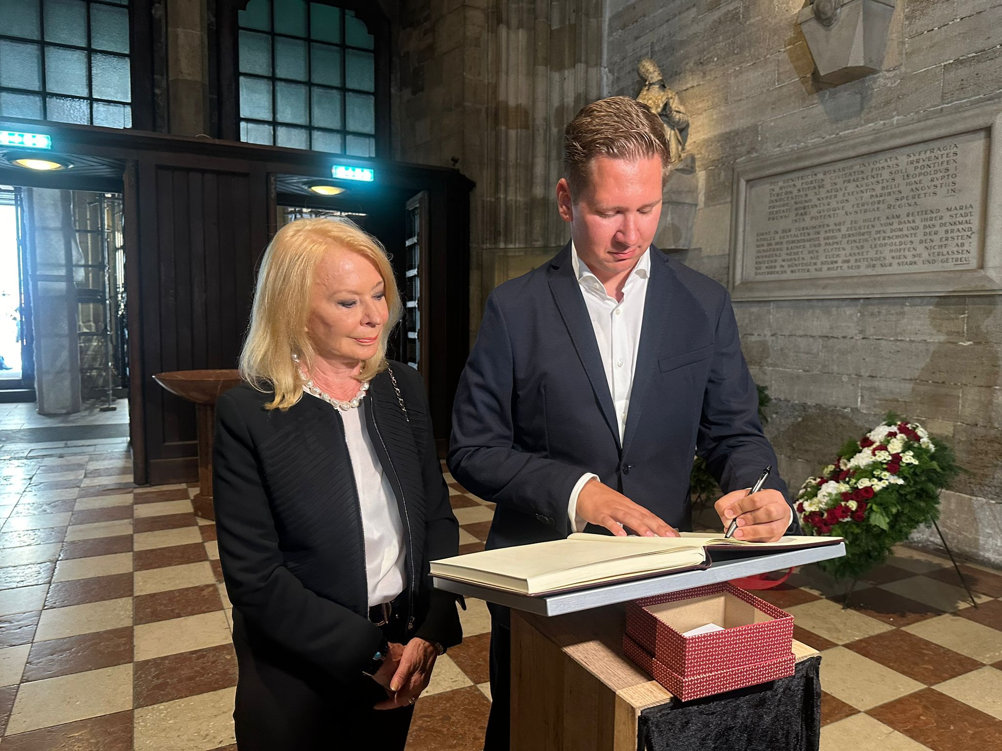 Star-Astrologin Gerda Rogers und Autor Autor Clemens Trischler.