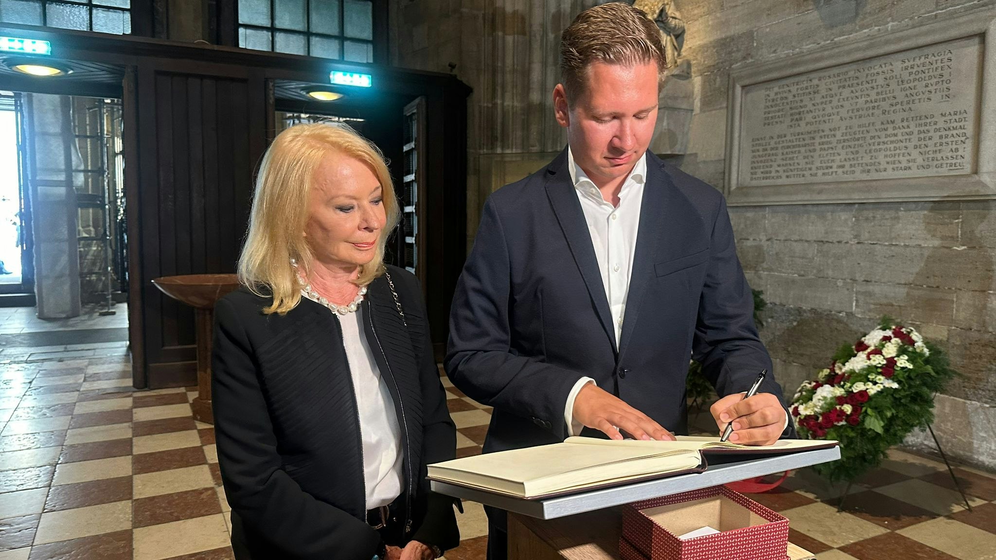 Star-Astrologin Gerda Rogers und Autor Clemens Trischler trugen sich in das Kodolenzbuch ein