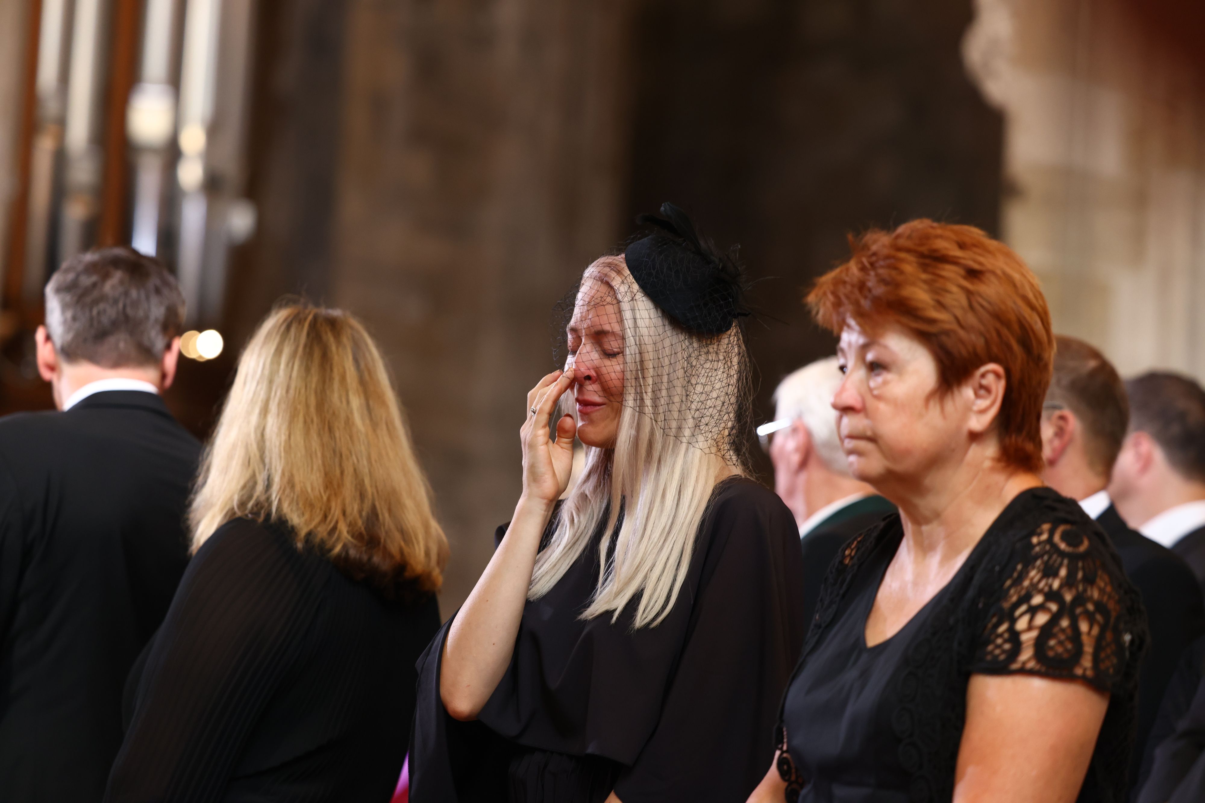 Simone Lugner weint im Stephansdom beim Begräbnis ihres Mannes Richard.