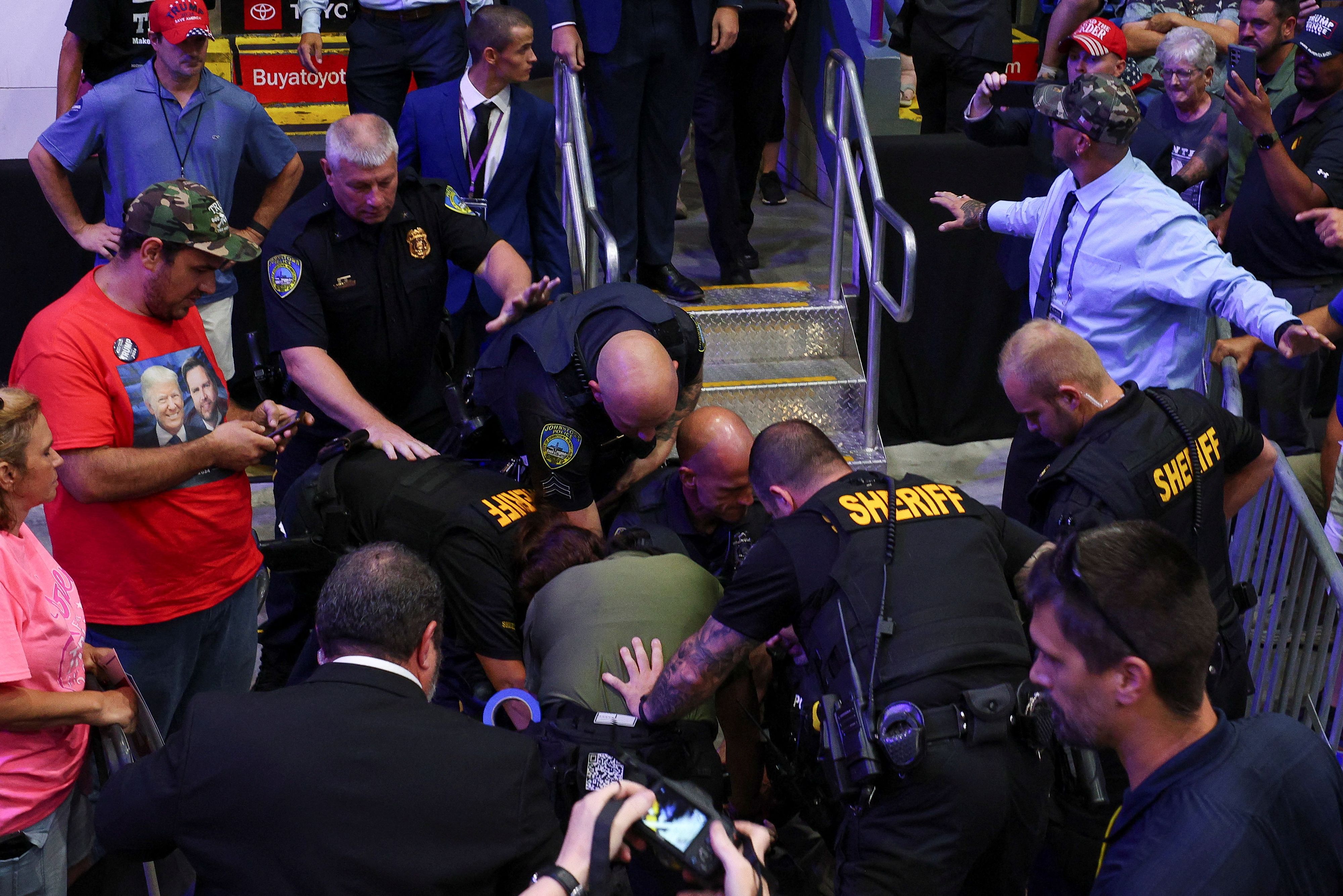 Bei einem Wahlkampfauftritt von Donald Trump in Johnstown, Pennsylvania hat ein Mann die Bühne gestürmt. Er wurde von Sicherheitskräften überwältigt.