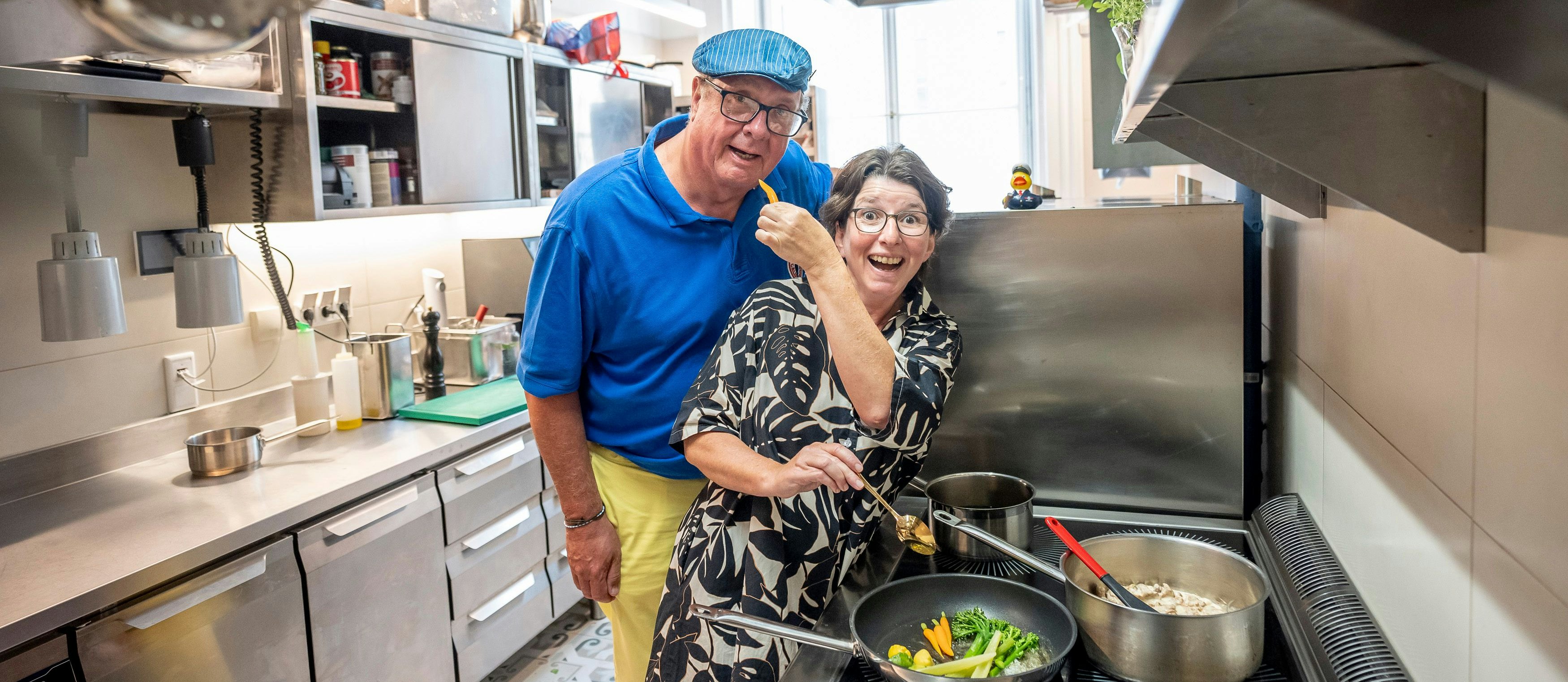 Karotte gefällig? Wolfgang Fischer und Jacqueline Pfeiffer probieren sich für Newsflix durch die Küchen der nahen und fernen Welt