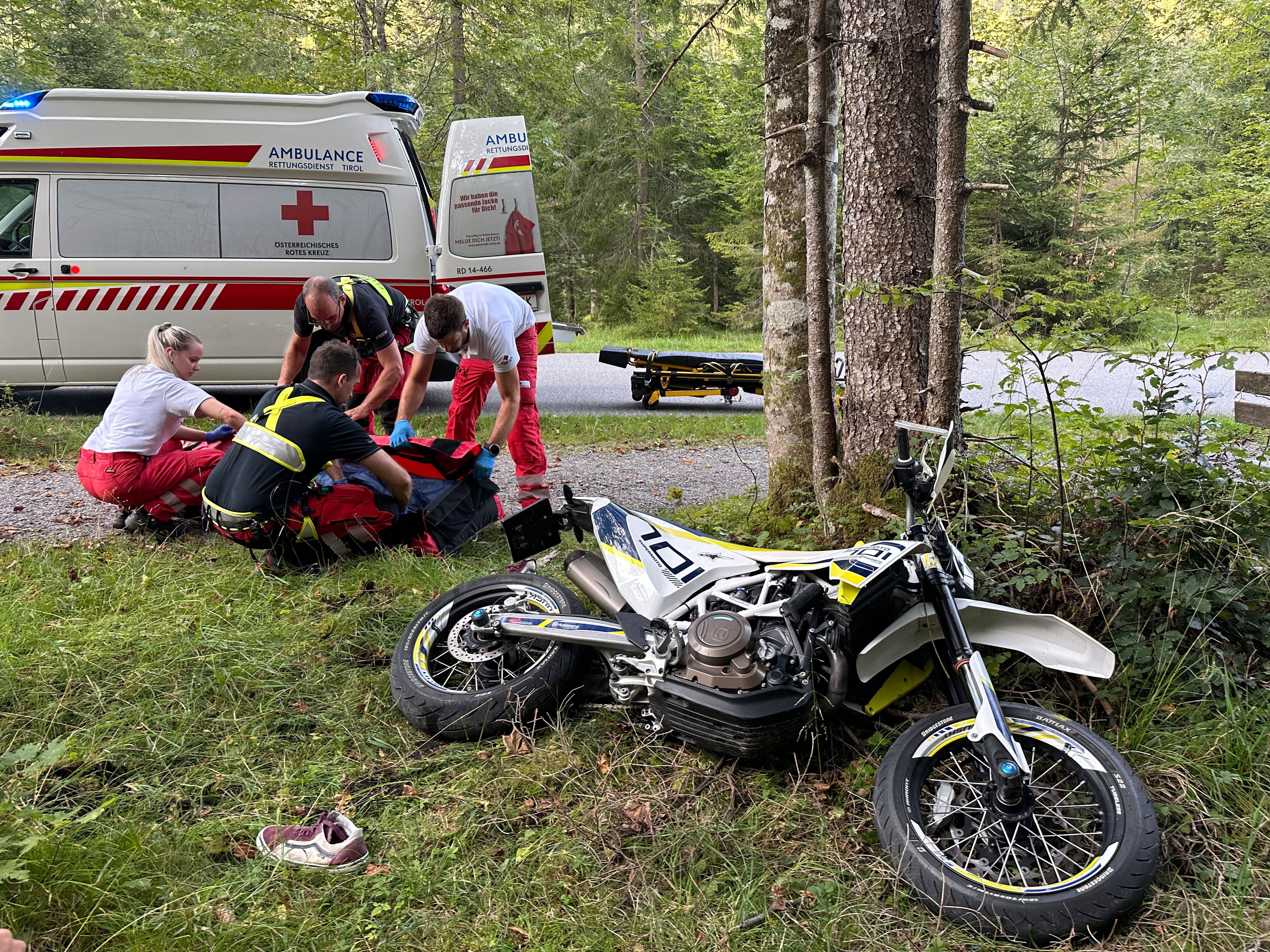 Motorradfahrer krachte gegen Baum