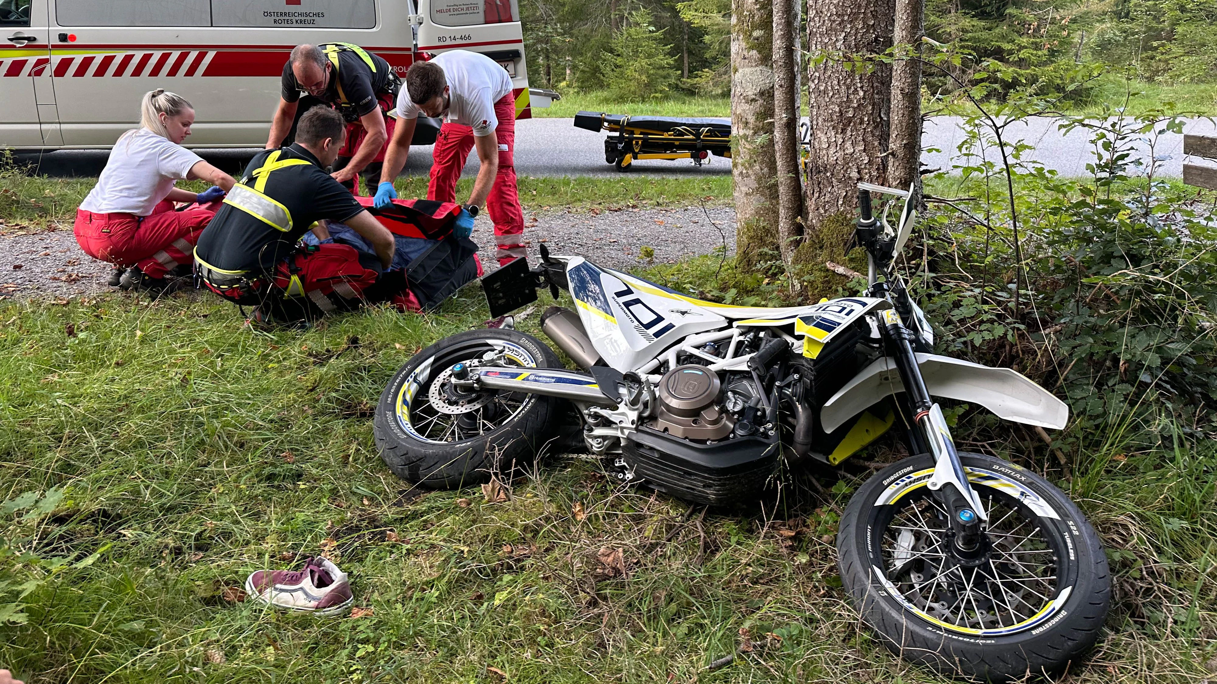 Motorradfahrer krachte gegen Baum