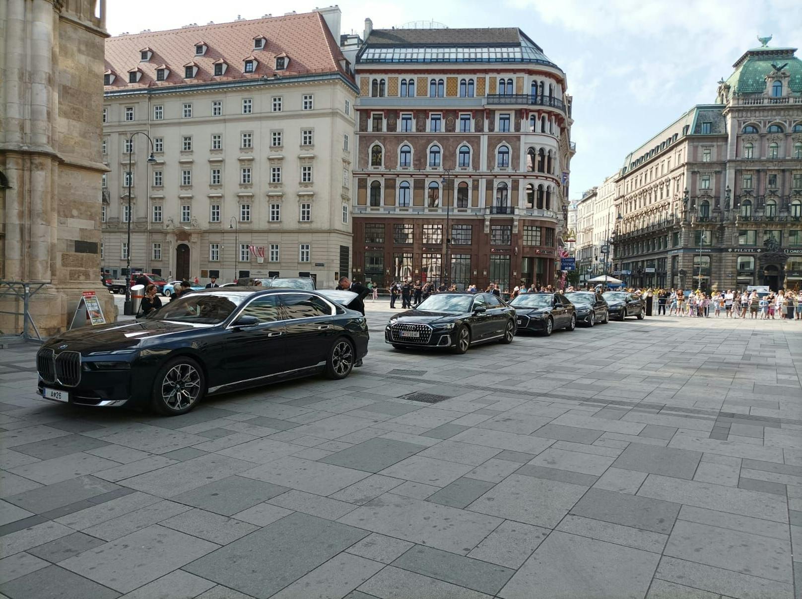 Auch der Konvoi für Familie und Angehörige wartet schon vor dem Stephansdom.