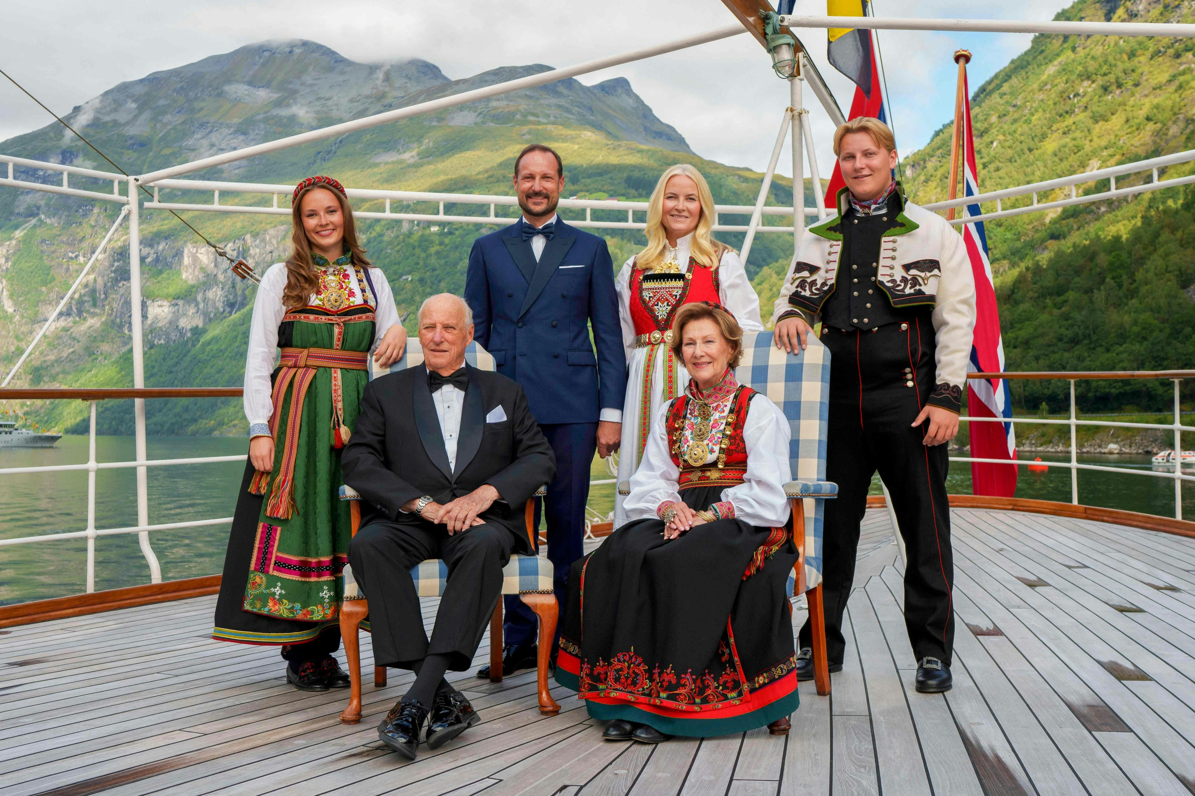 Norwegens König Harald, Königin Sonja, Kronprinz Haakon, Kronprinzessin Mette-Marit, Prinzessin Ingrid Alexandra, Prinz Sverre Magnus