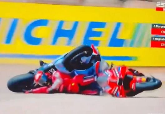 Die Maschine von Alex Marquez schlittert auf Francesco Bagnaia durch das Kiesbett.