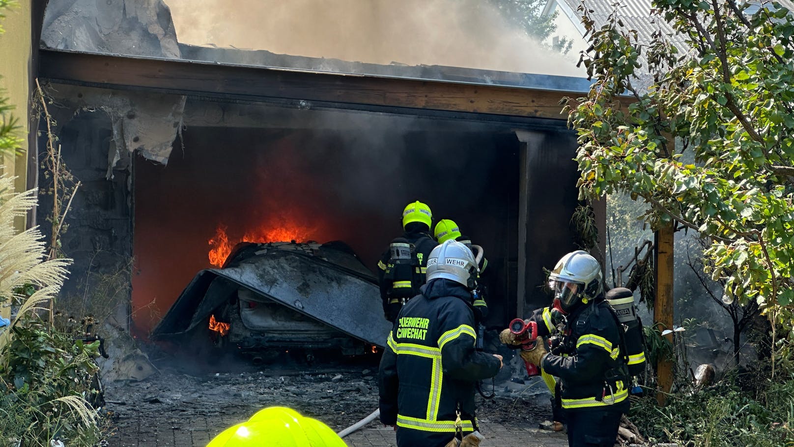 Garage ging in Schwechat in Flammen auf