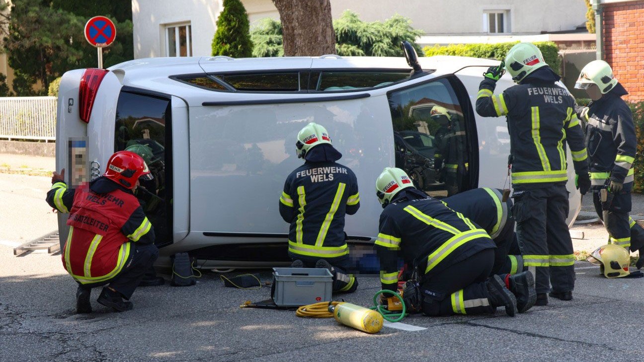 Die Feuerwehr musste den Verletzten nach dem Unfall in Wels aus dem Wrack befreien.