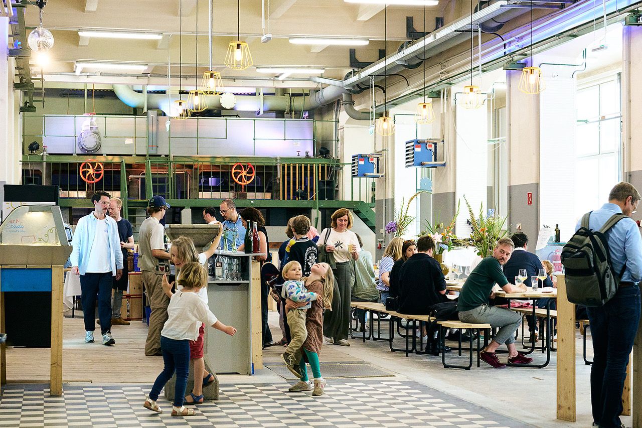 Besucher in der Markthalle