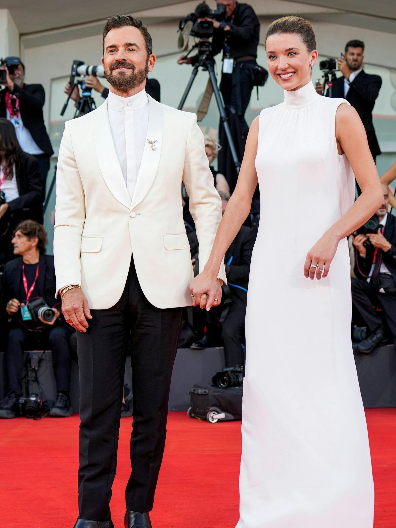 Justin Theroux (in Zegna) und seine Freundin, die Schauspielerin Nicole Brydon Bloom (in Akris), verzaubern in Weiß.