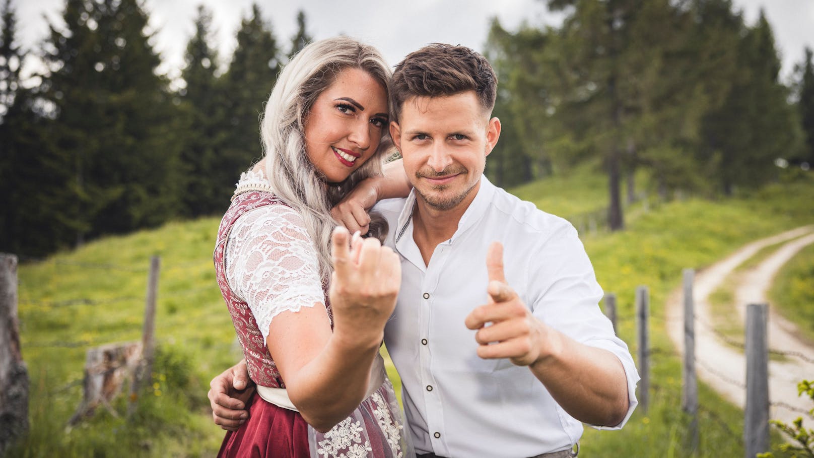 Die ehemaligen "Bauer sucht Frau"-Teilnehmer ziehen im Oktober in den Wald.