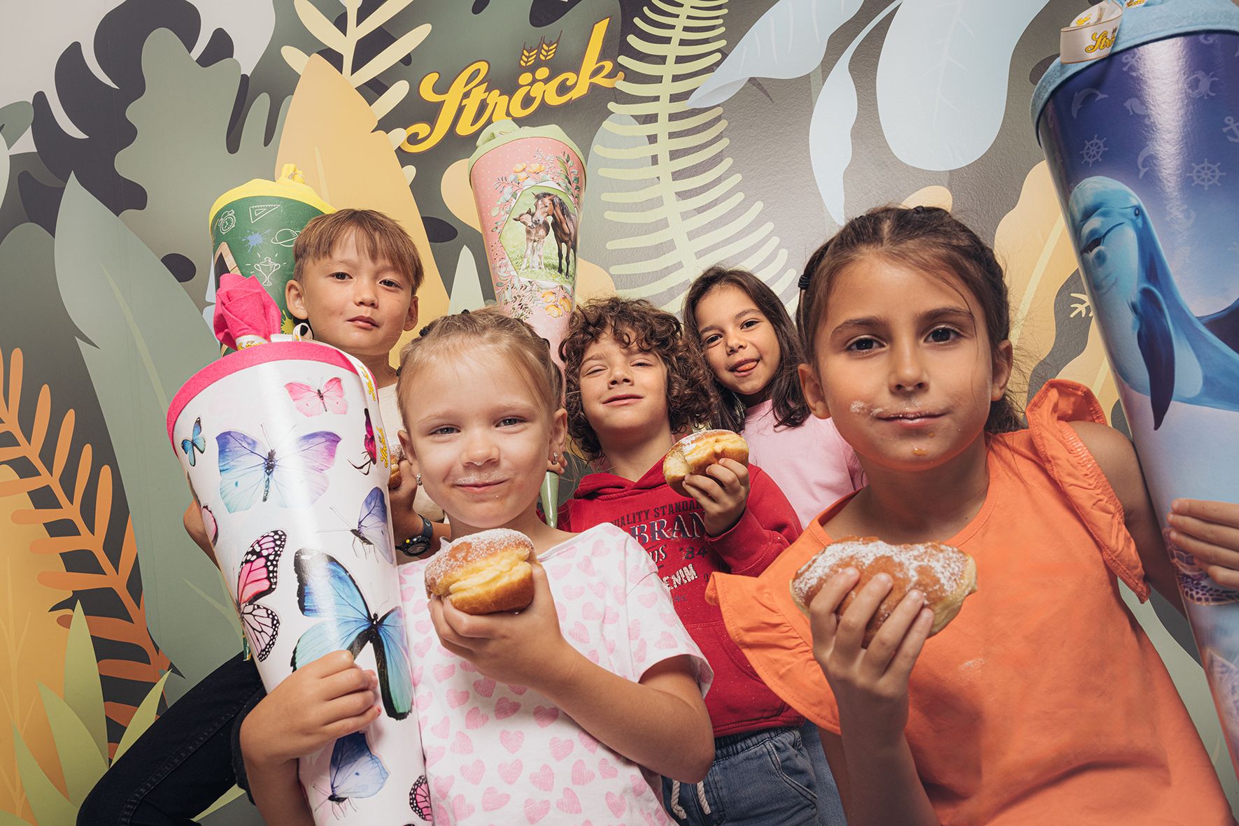 Erstklässler genießen ihren Gratis-Snack.