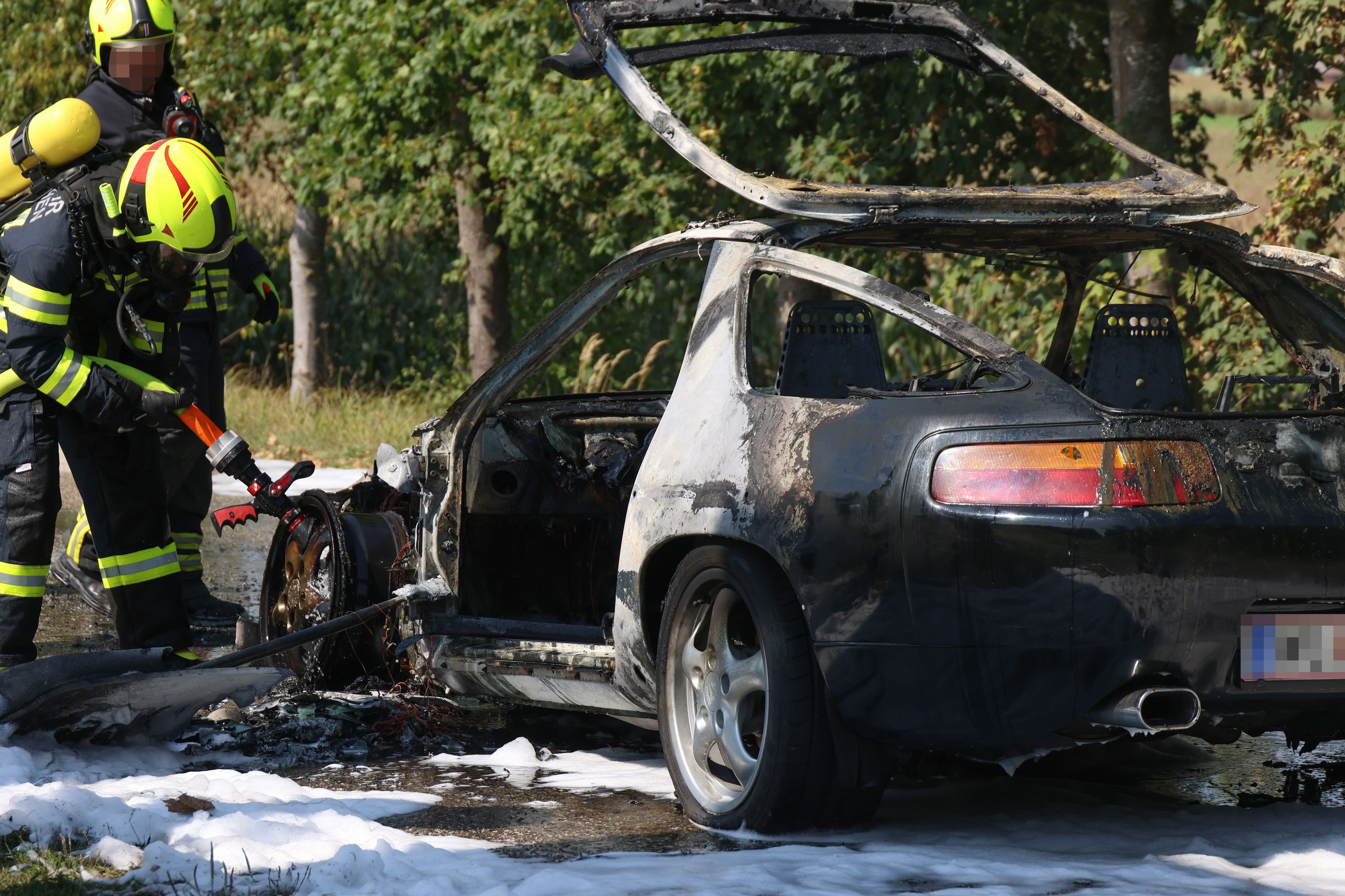Der Sportwagen brannte in Gunskirchen (Bez. Wels-Land) völlig aus.