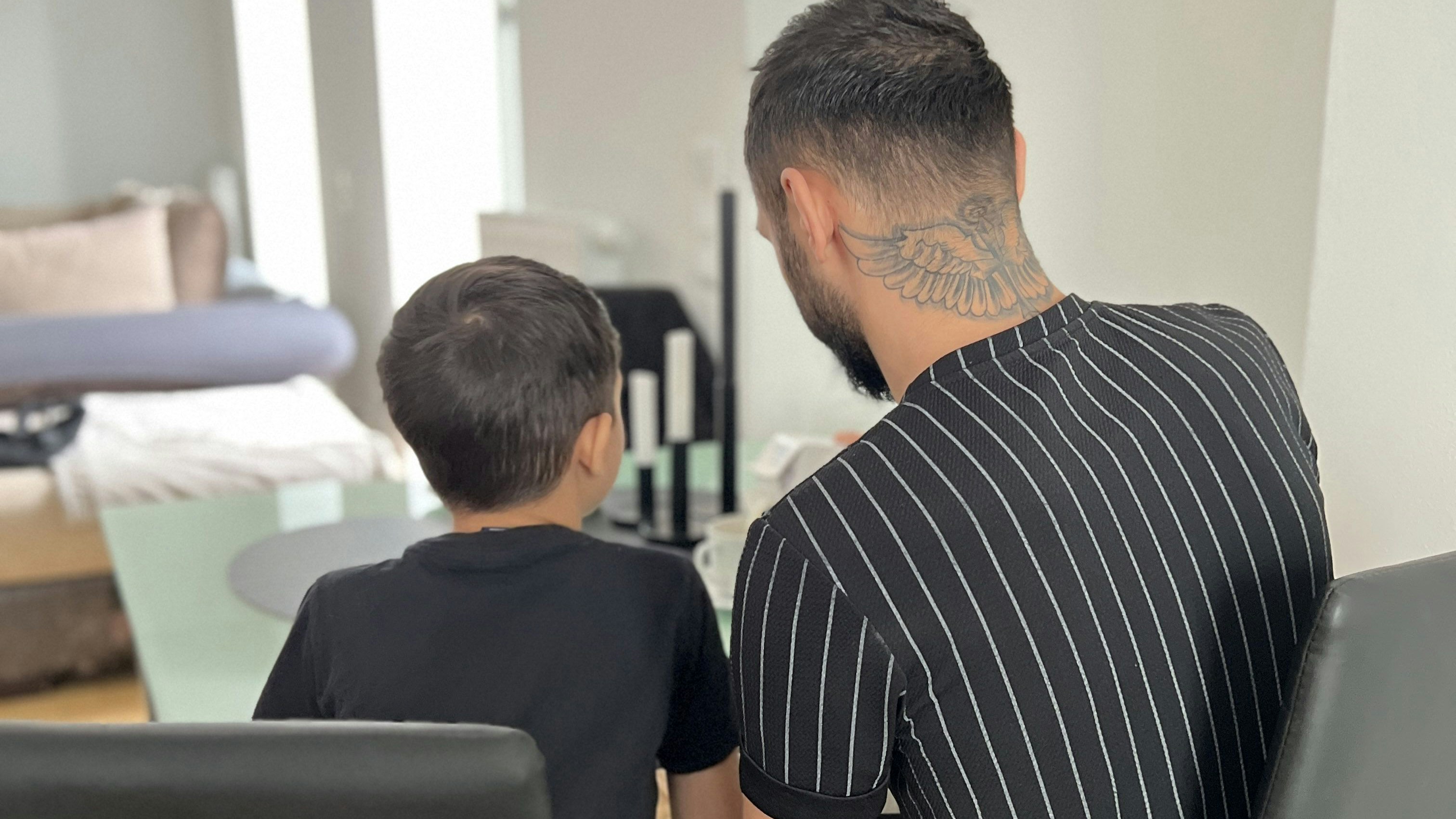 Papa Paul (26) zieht seinen Sohn Leon (7) allein groß