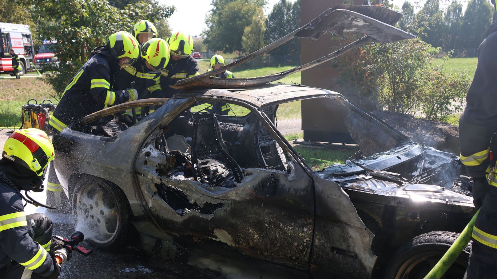 Der Porsche brannte völlig aus.