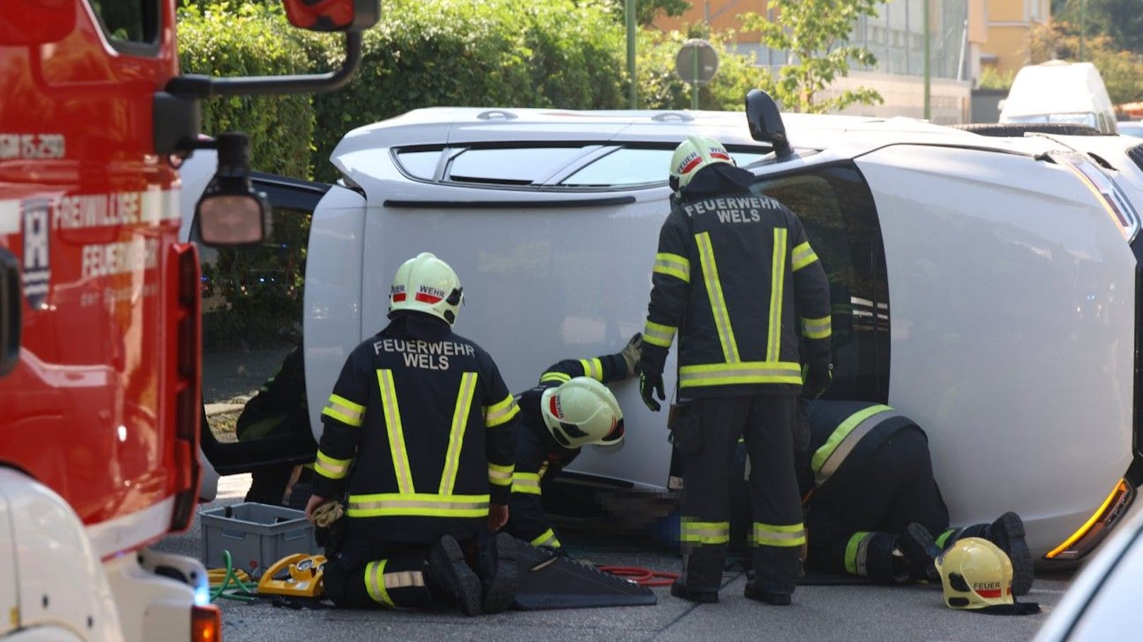 Der 80-Jährige wurde von der Feuerwehr aus dem Wrack geborgen.