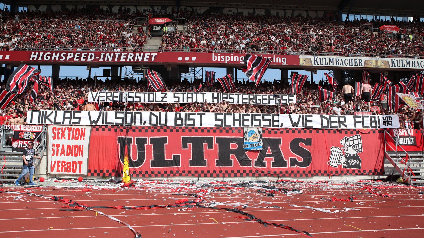 Foto in Bayern-Trikot! Nürnberg-Fans greifen Spieler an