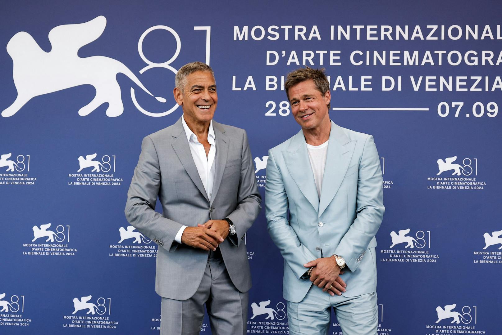 Wieder vereint. Für ihren gemeinsamen Film "Wolfs" präsentierten sich George Clooney (l.) und Brad Pitt in Venedig gemeinsam im "Partnerlook" auf dem roten Teppich.