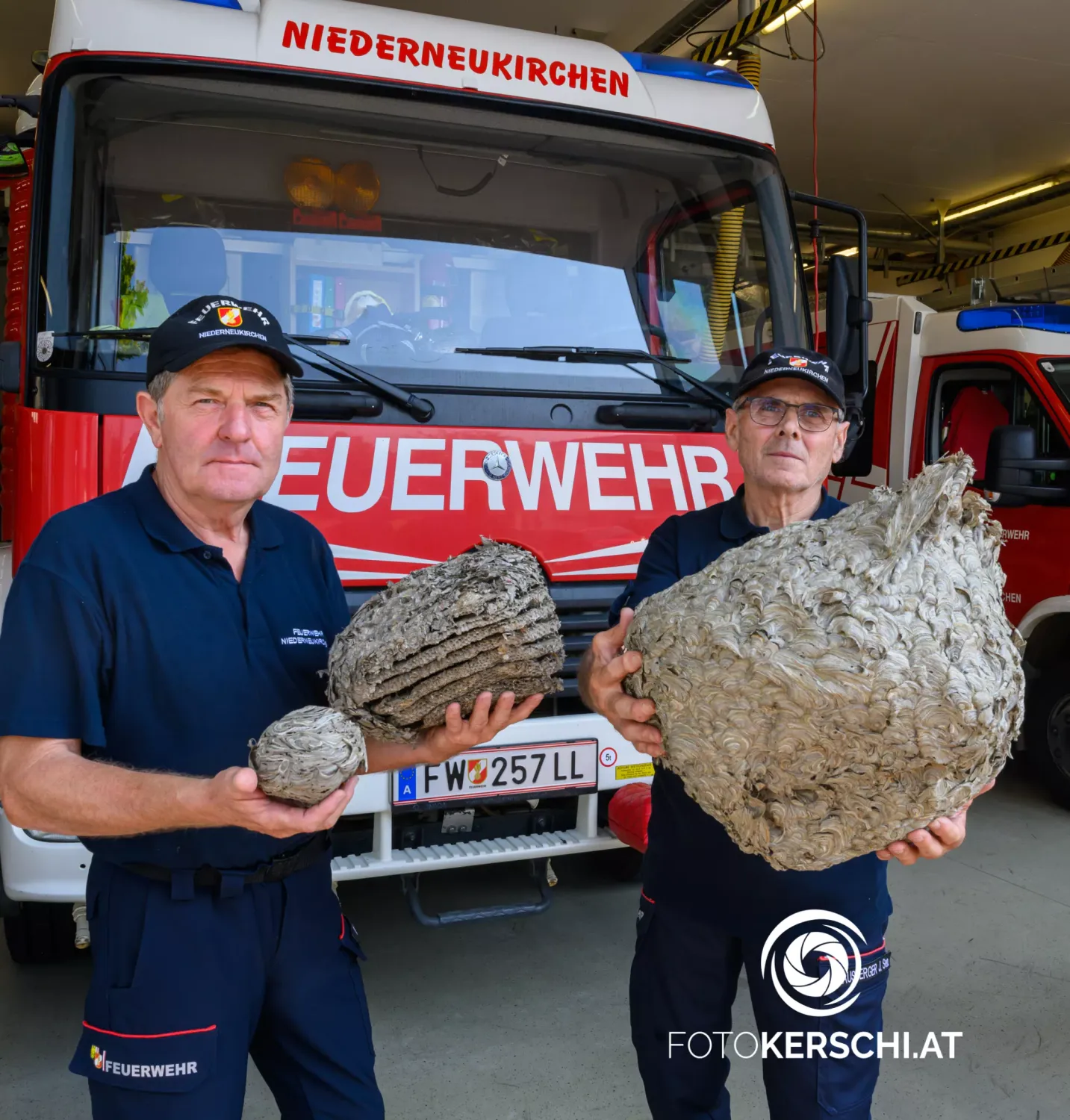 Johann Klausberger und Josef Mayr von der Feuerwehr Niederneukirchen entfernen mehrmals in der Woche Wespen-Nester.