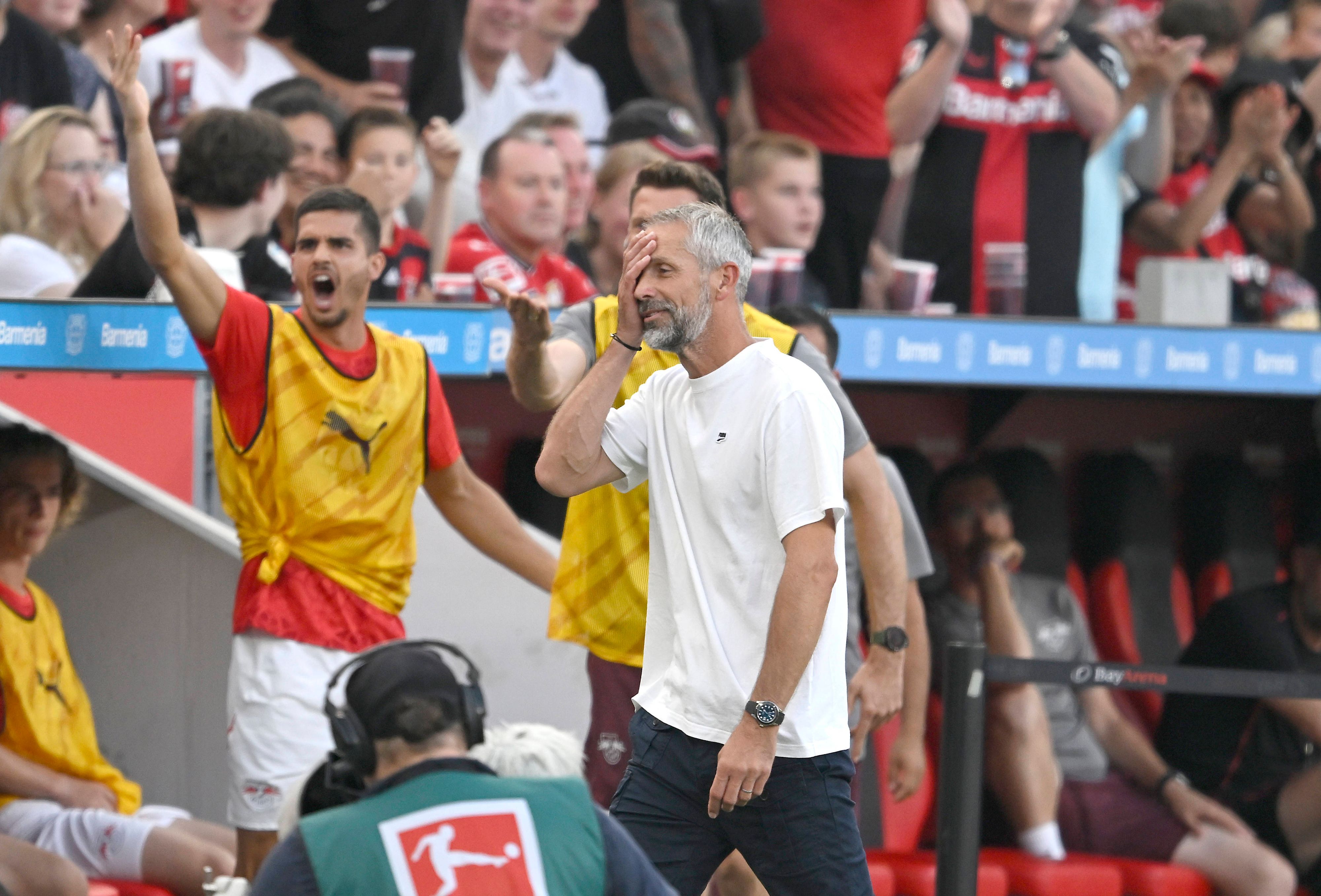 Marco Rose sah Gelb-Rot, musste für den Rest der Partie auf die Tribüne.