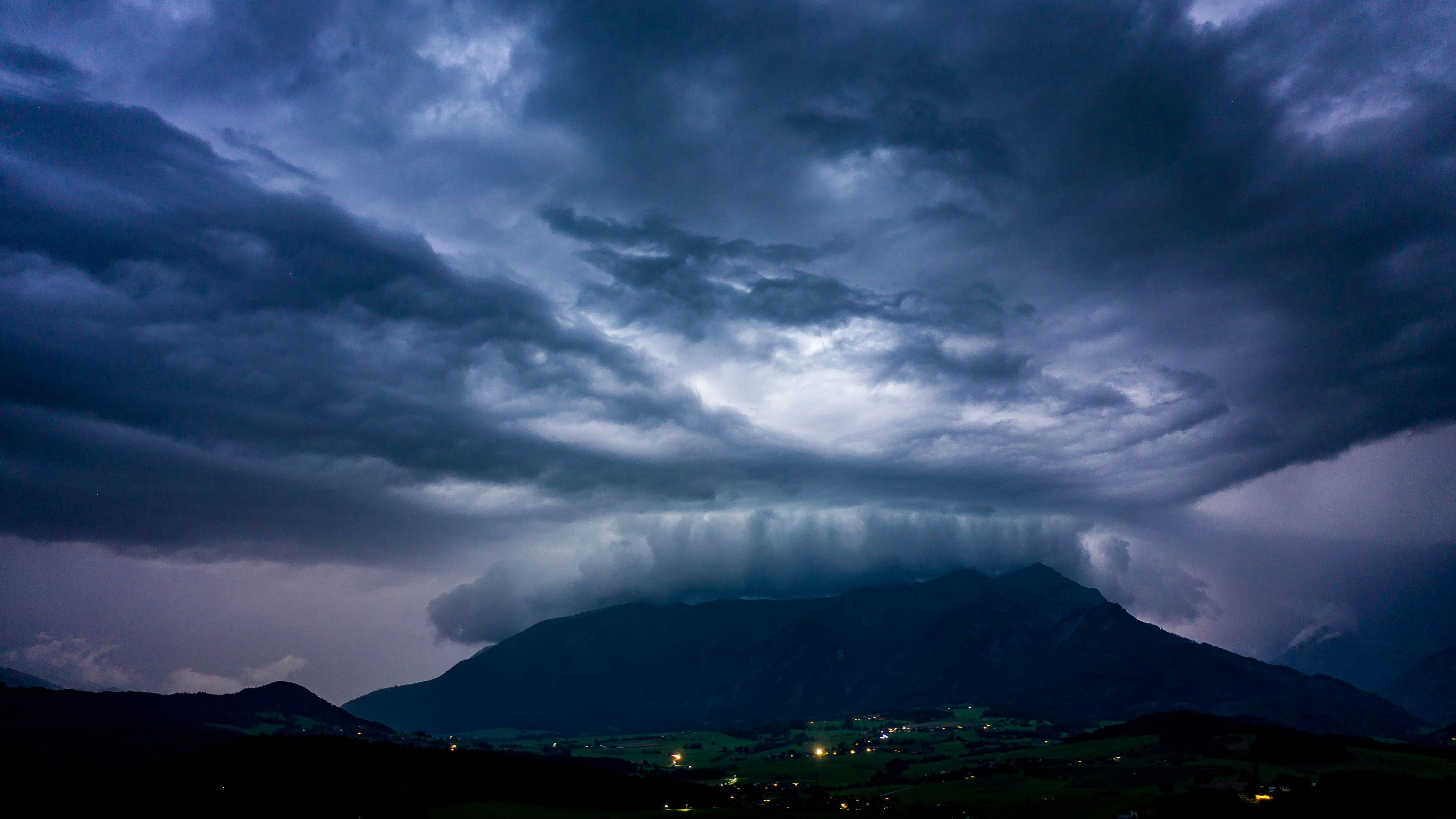 Ein Gewitter steuert auf Österreich zu.