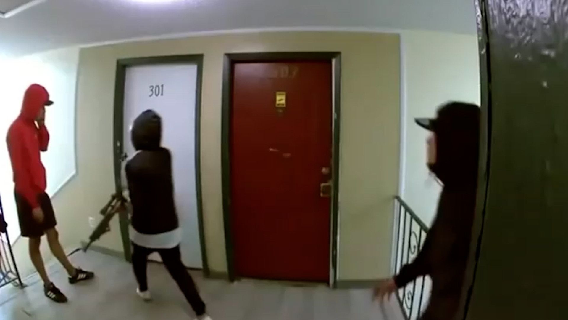 Diese Aufnahme zeigt bewaffnete Gangmitglieder in einem der Wohnblocks in Aurora.