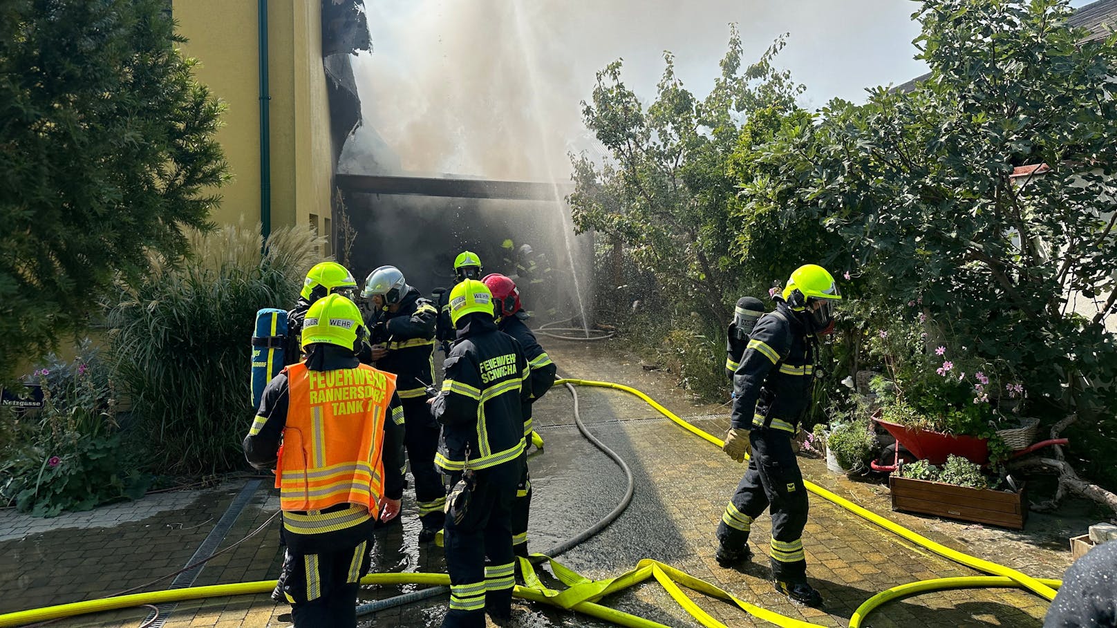 Garage ging in Schwechat in Flammen auf