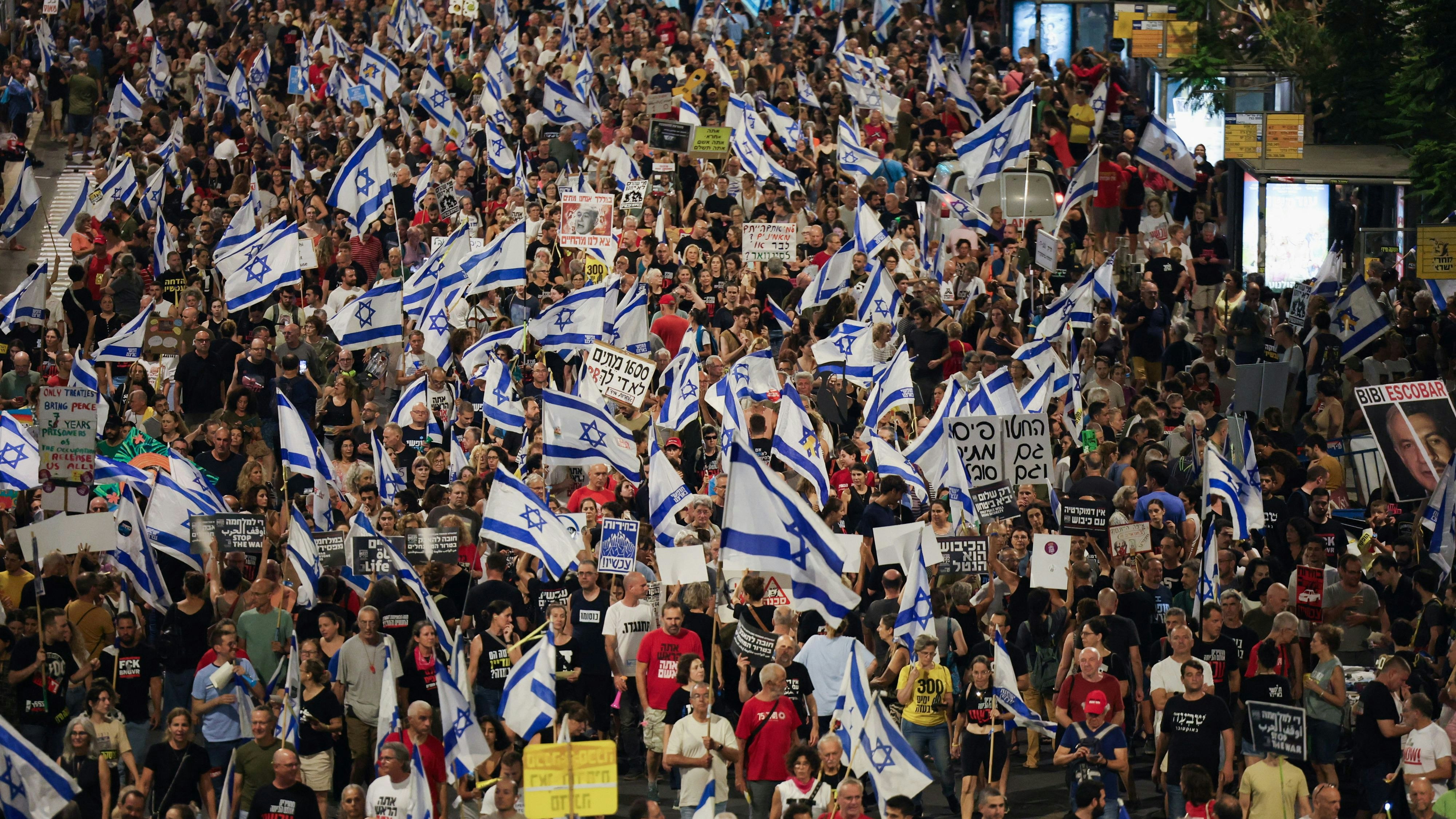 Nachdem bekannt wurde, dass weitere Geiseln geborgen wurden, kam es in Israel zu Massenprotesten.