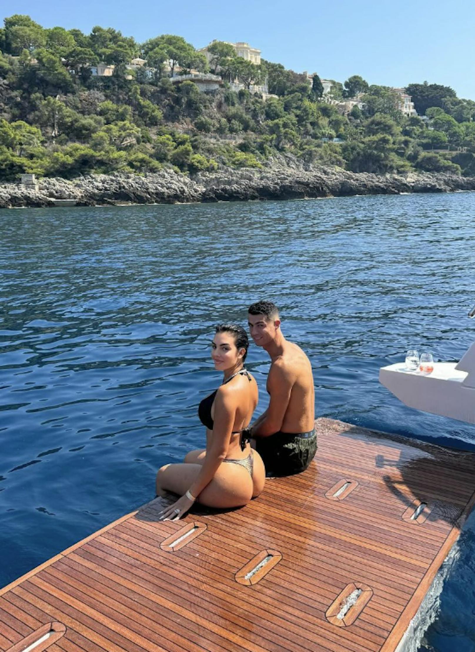 Ronaldo und seine Georgina zeigen wieder Einblicke in ihr Luxusleben voller Privatjets und Strandurlauben.