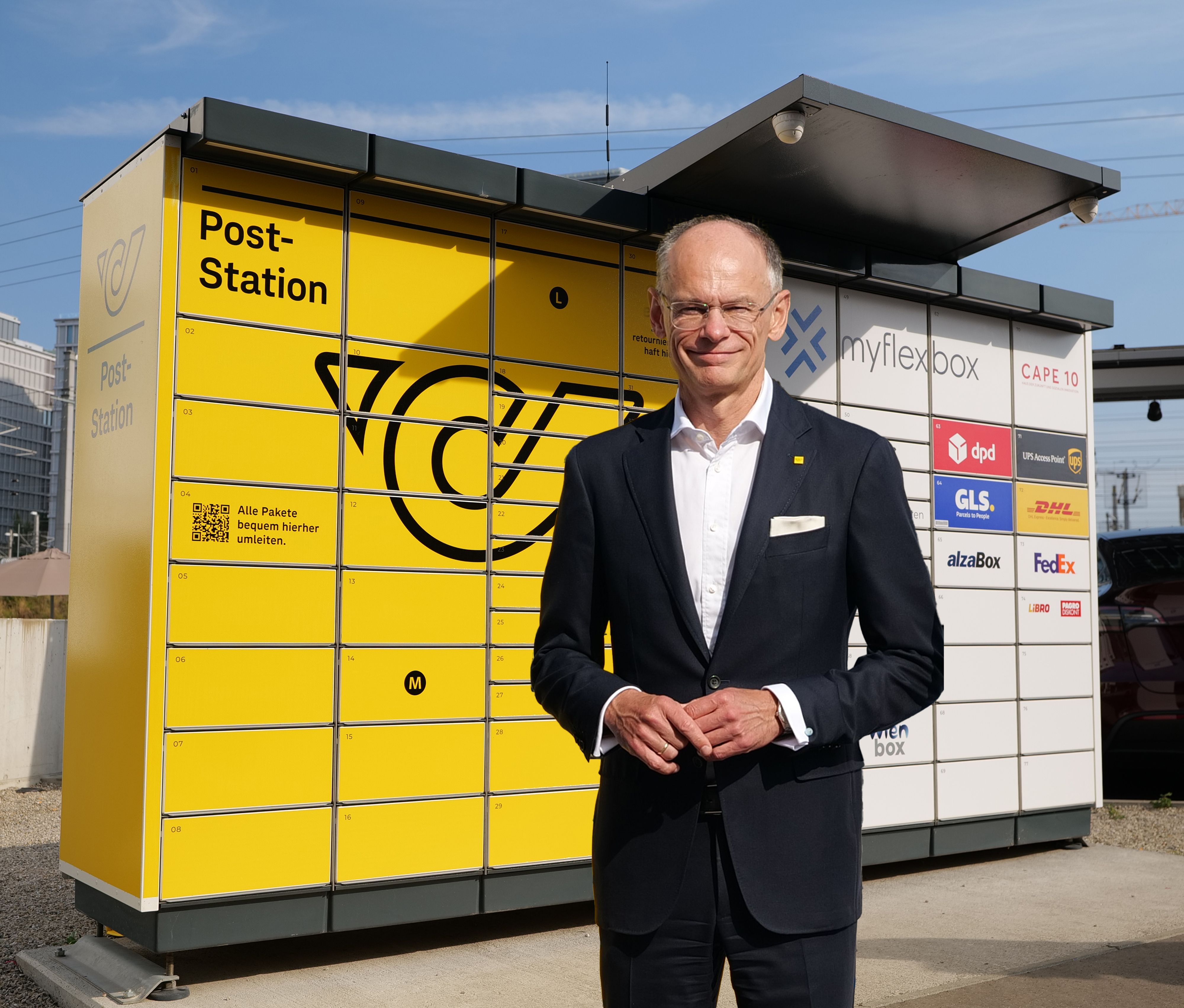 Der designierte Post-Generaldirektor Walter Oblin, hier vor der ersten gemeinsamen Post-myflexbox-Abholstation in Wien