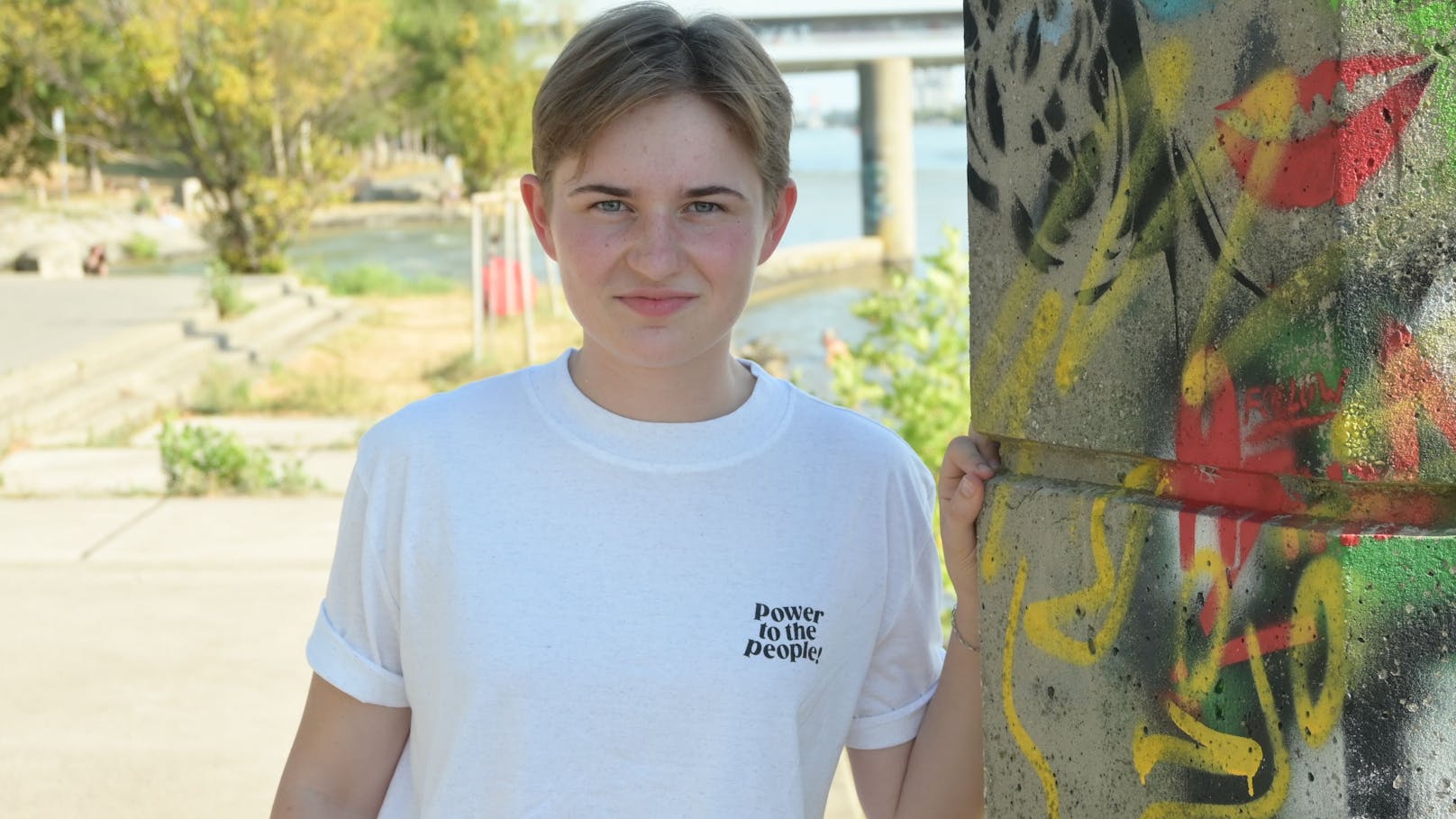 Laila Kriechbaum von "Fridays For Future" macht auf die Stadthitze aufmerksam.