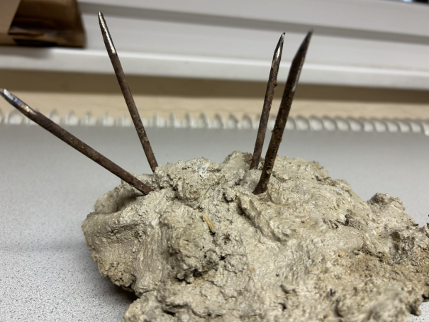 Betonblöcke mit einbetonierten Nägeln hätten für schreckliche Verletzungen sorgen können.