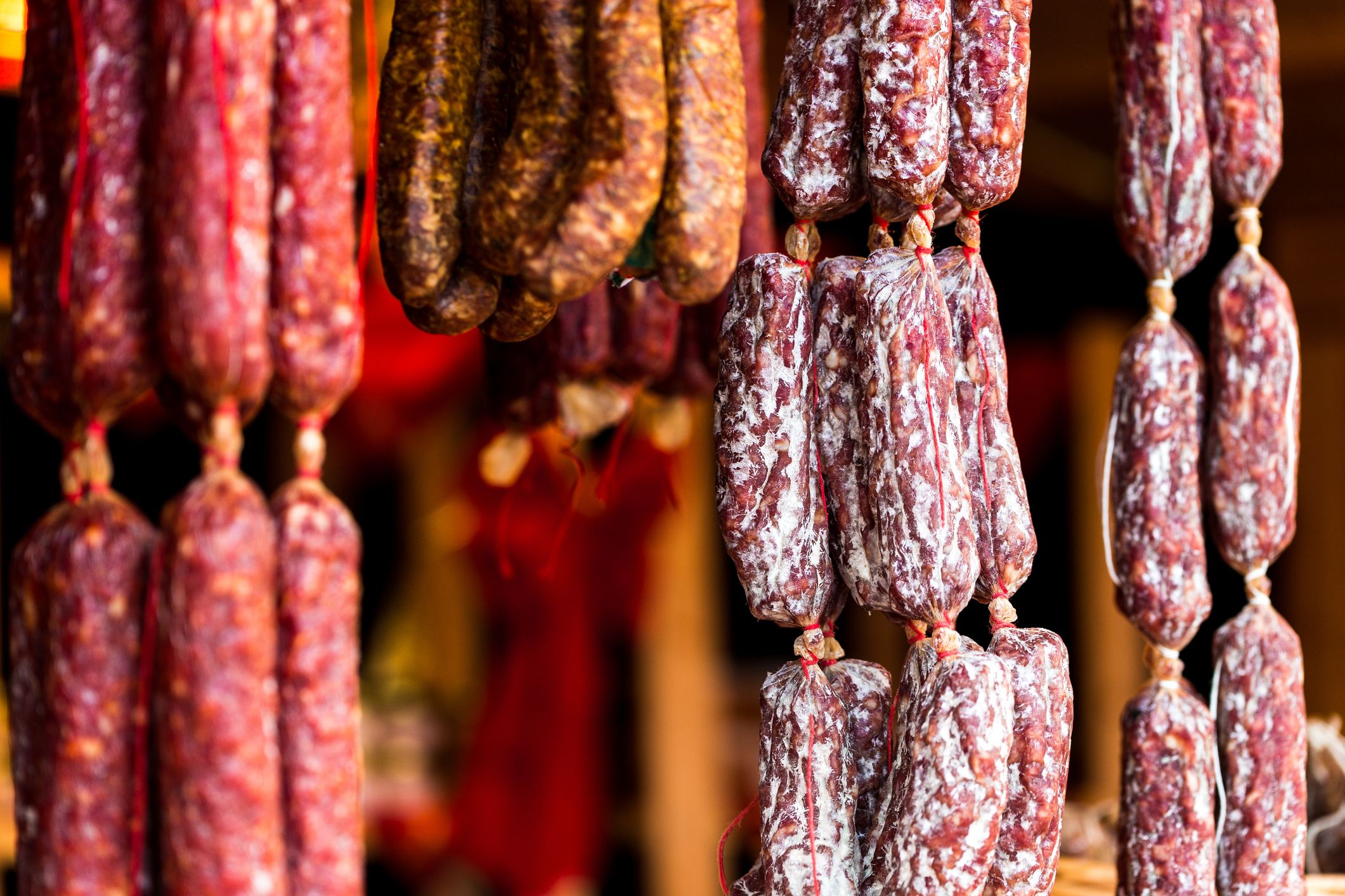 Die ältere Dame wurde von den Salami-Verkäufern 