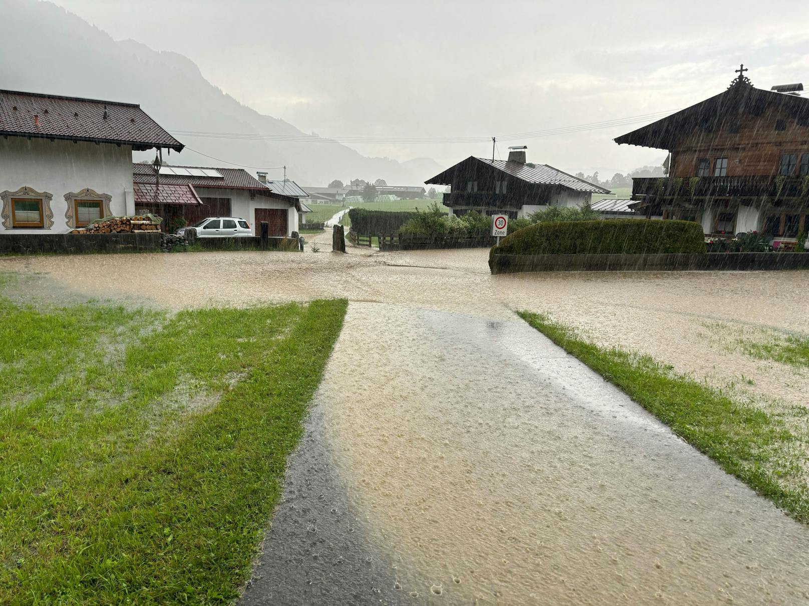 Die Unwetter bzw. Regenfälle in Tirol zeigen immer mehr auch "punktuell" und lokal ihre Kräfte! So ging im Ortsgebiet von Aurach Sonntagabend gegen 17 Uhr ein Bach über und flutete Wälder sowie den Auweg.