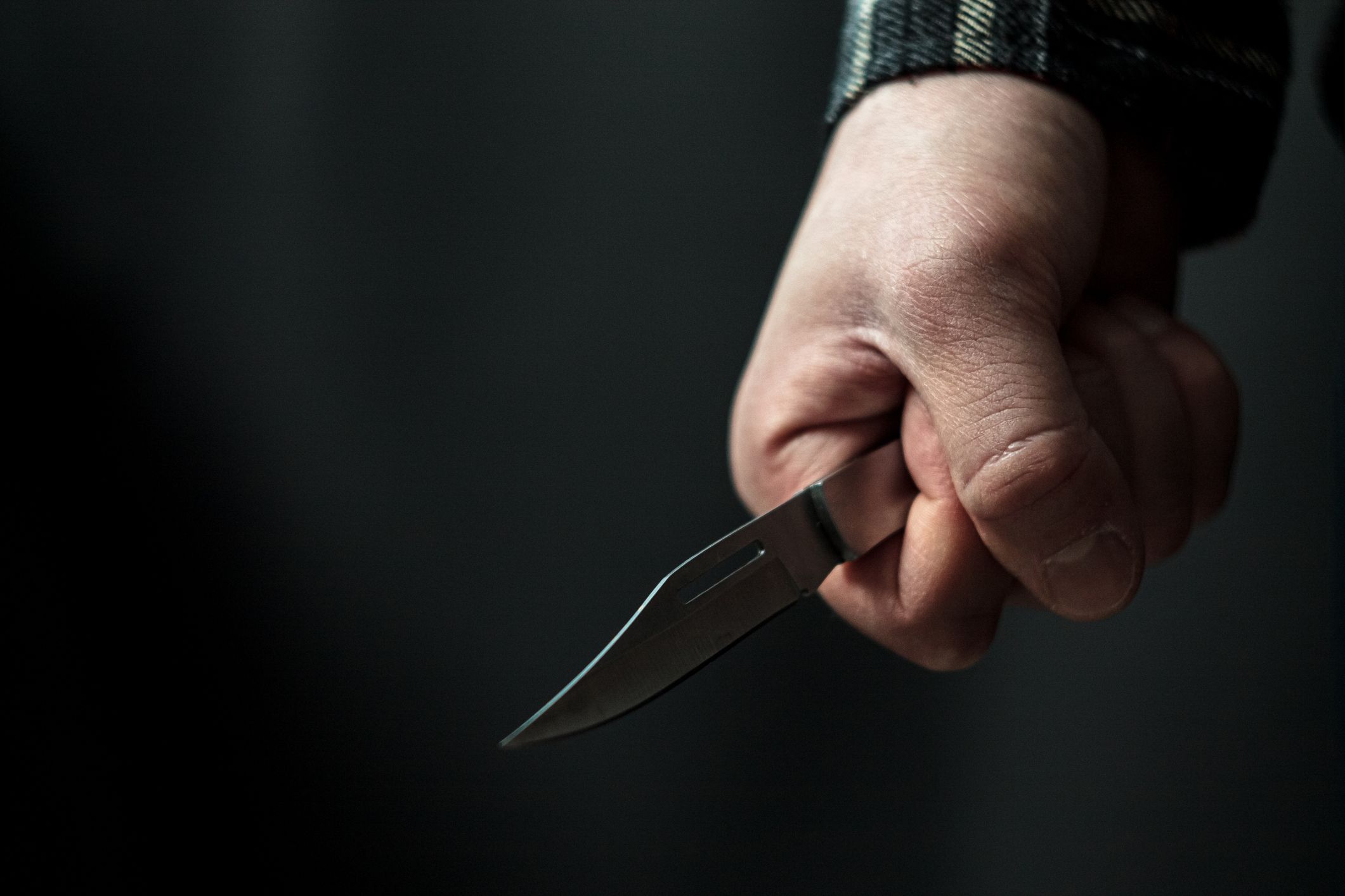 Der junge Mann wurde von hintern mit einem Messer attackiert. Symbolbild.