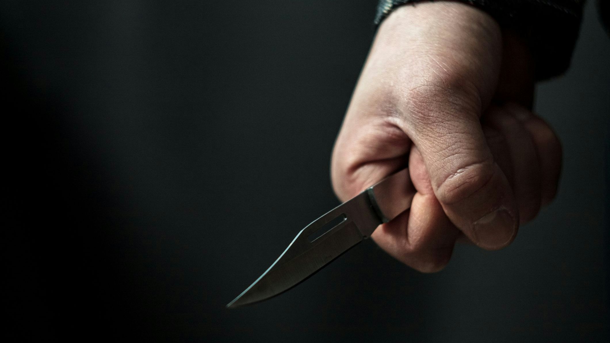 Der junge Mann wurde von hintern mit einem Messer attackiert. Symbolbild.