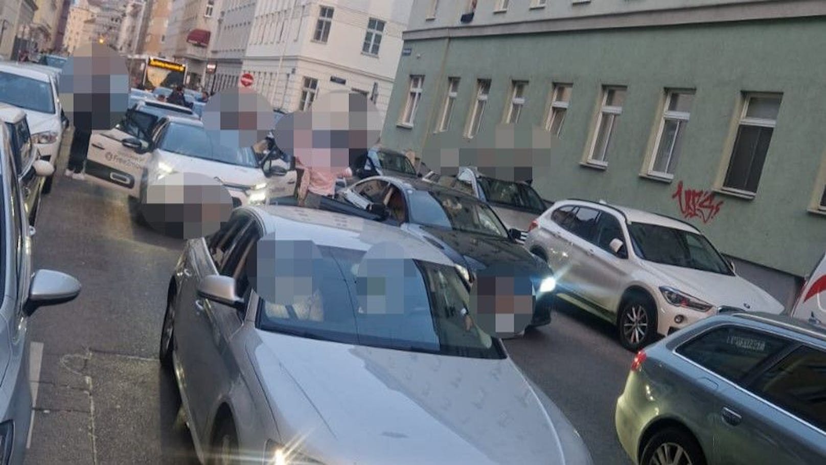 Teilnehmer sollen zuvor laut gehupt und sogar aus Autos geschossen haben.