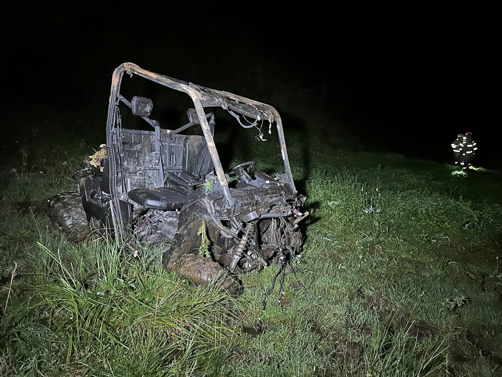 Aus bislang unbekannter Ursache kamen sie mit einem Quad von der Forststraße ab und stürzten eine Böschung hinunter.