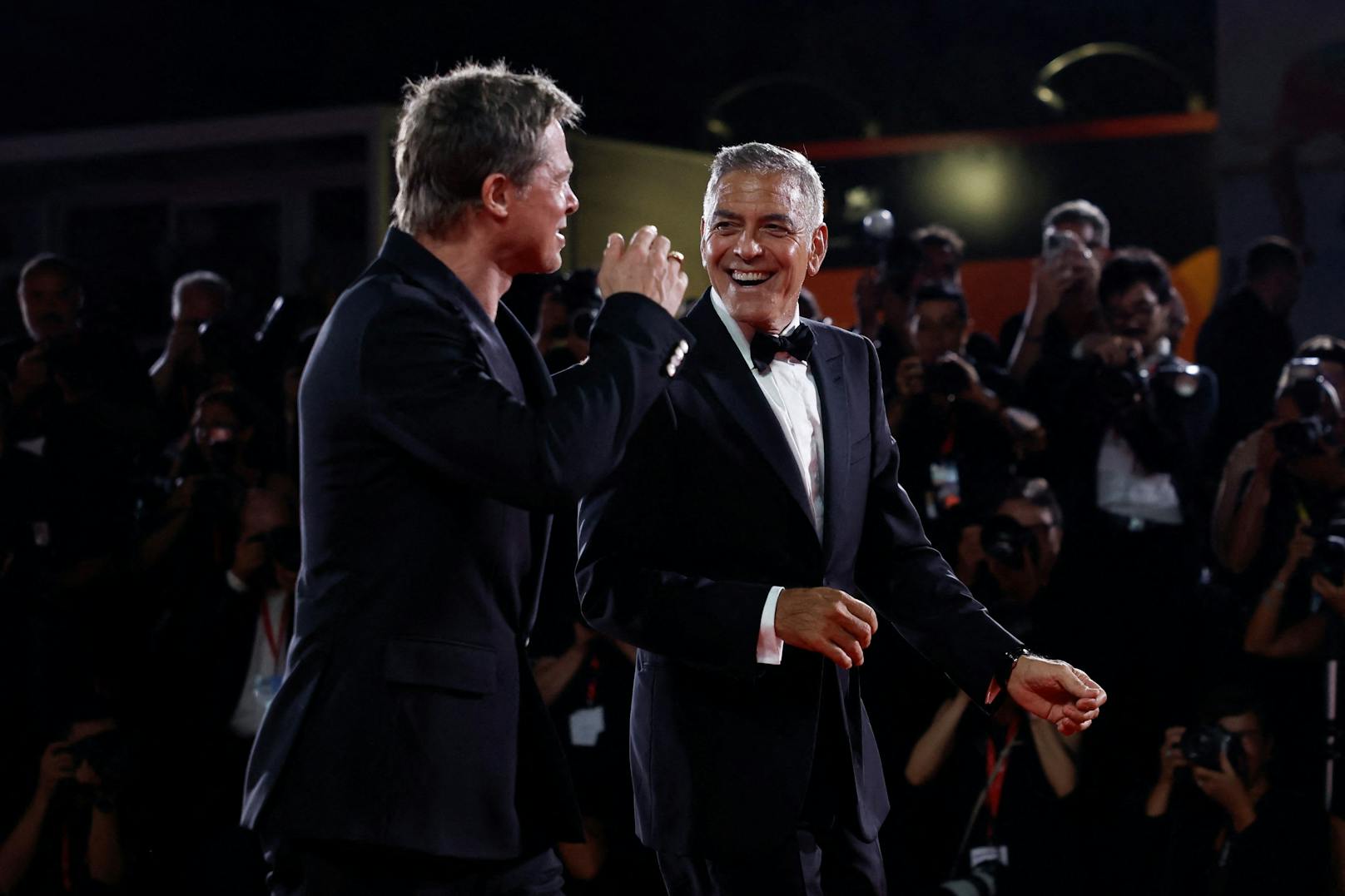 Brad Pitt und George Clooney waren bei ihrem Auftritt um roten Teppich der Filmfestspiele 2024 in Venedig besonders humorvoll unterwegs.