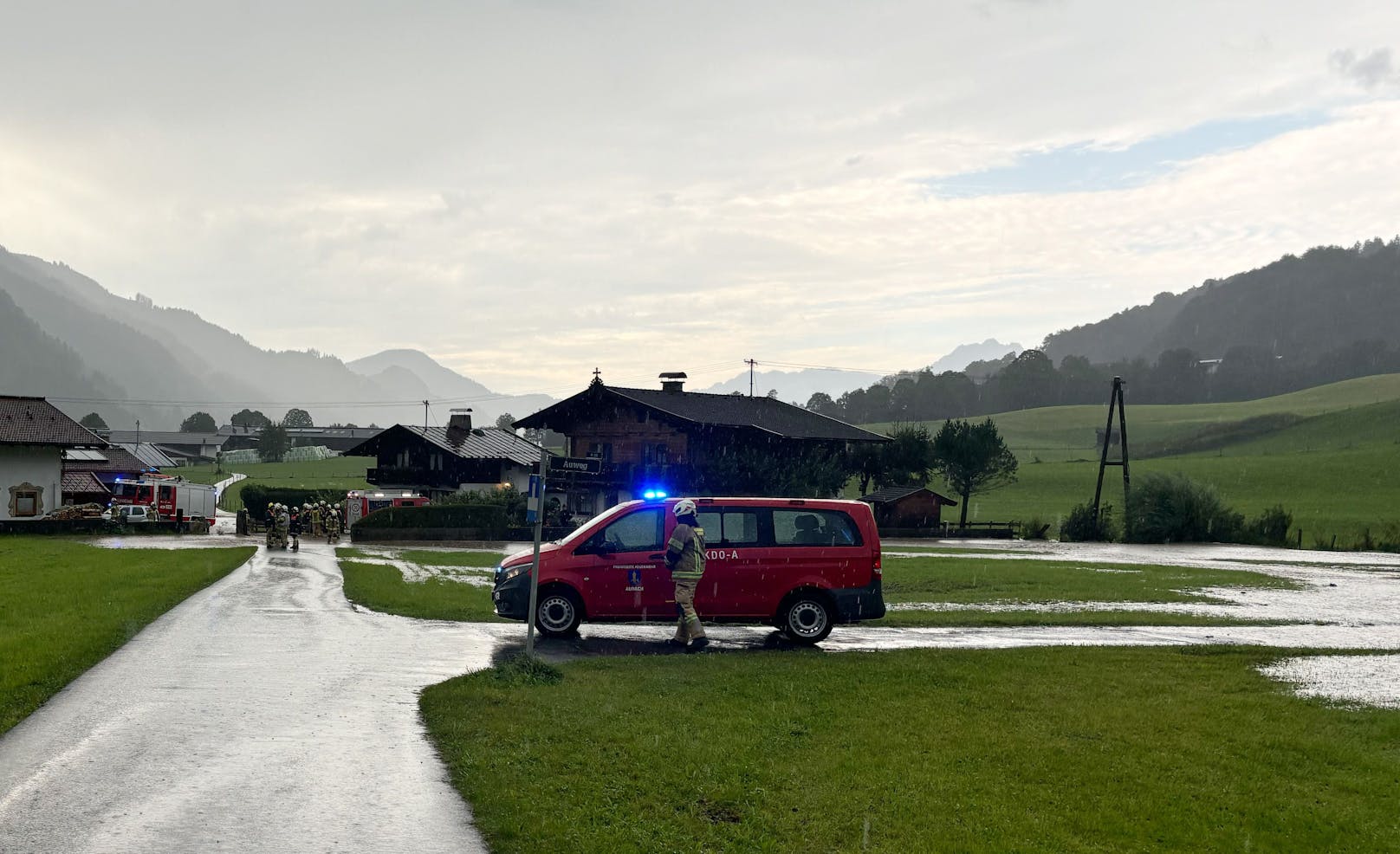 Die Unwetter bzw. Regenfälle in Tirol zeigen immer mehr auch "punktuell" und lokal ihre Kräfte! So ging im Ortsgebiet von Aurach Sonntagabend gegen 17 Uhr ein Bach über und flutete Wälder sowie den Auweg.