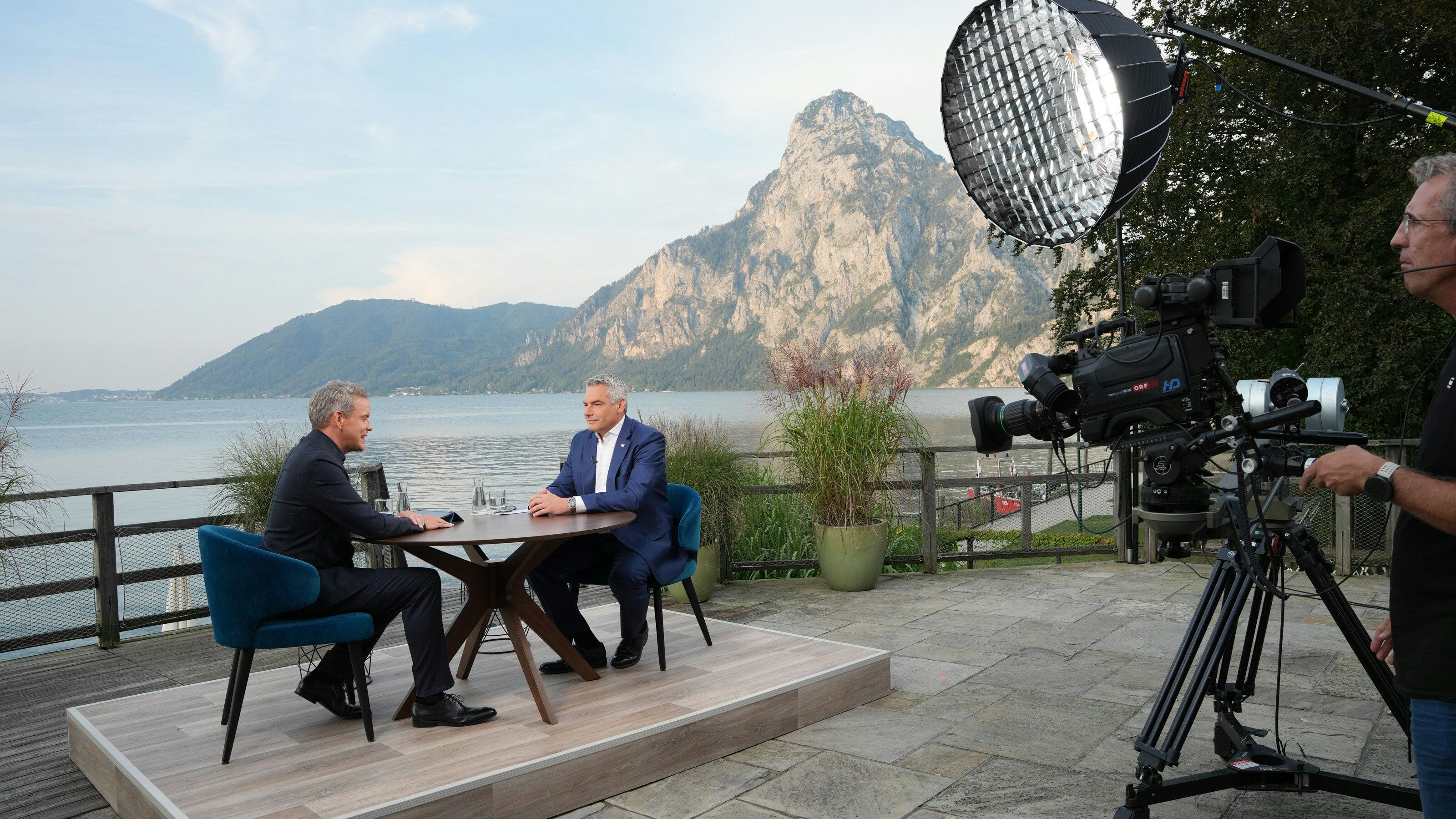 4:1, keine schlechte Quote: Nur das Sommergespräch mit Andreas Babler musste regenbedingt nach innen verlegt werden