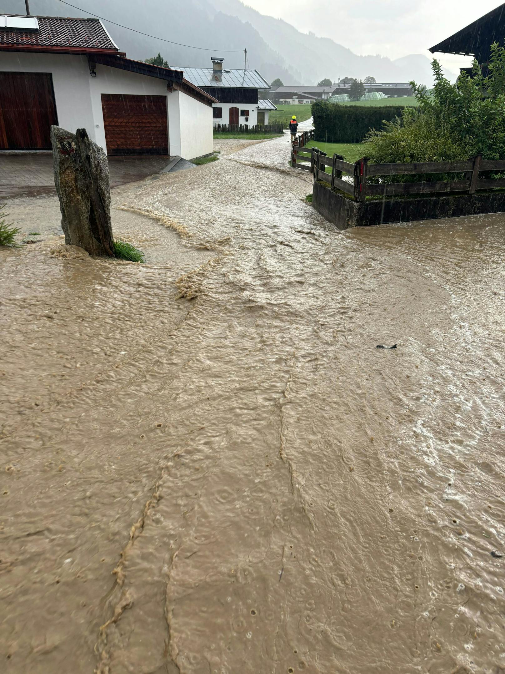 Die Unwetter bzw. Regenfälle in Tirol zeigen immer mehr auch "punktuell" und lokal ihre Kräfte! So ging im Ortsgebiet von Aurach Sonntagabend gegen 17 Uhr ein Bach über und flutete Wälder sowie den Auweg.